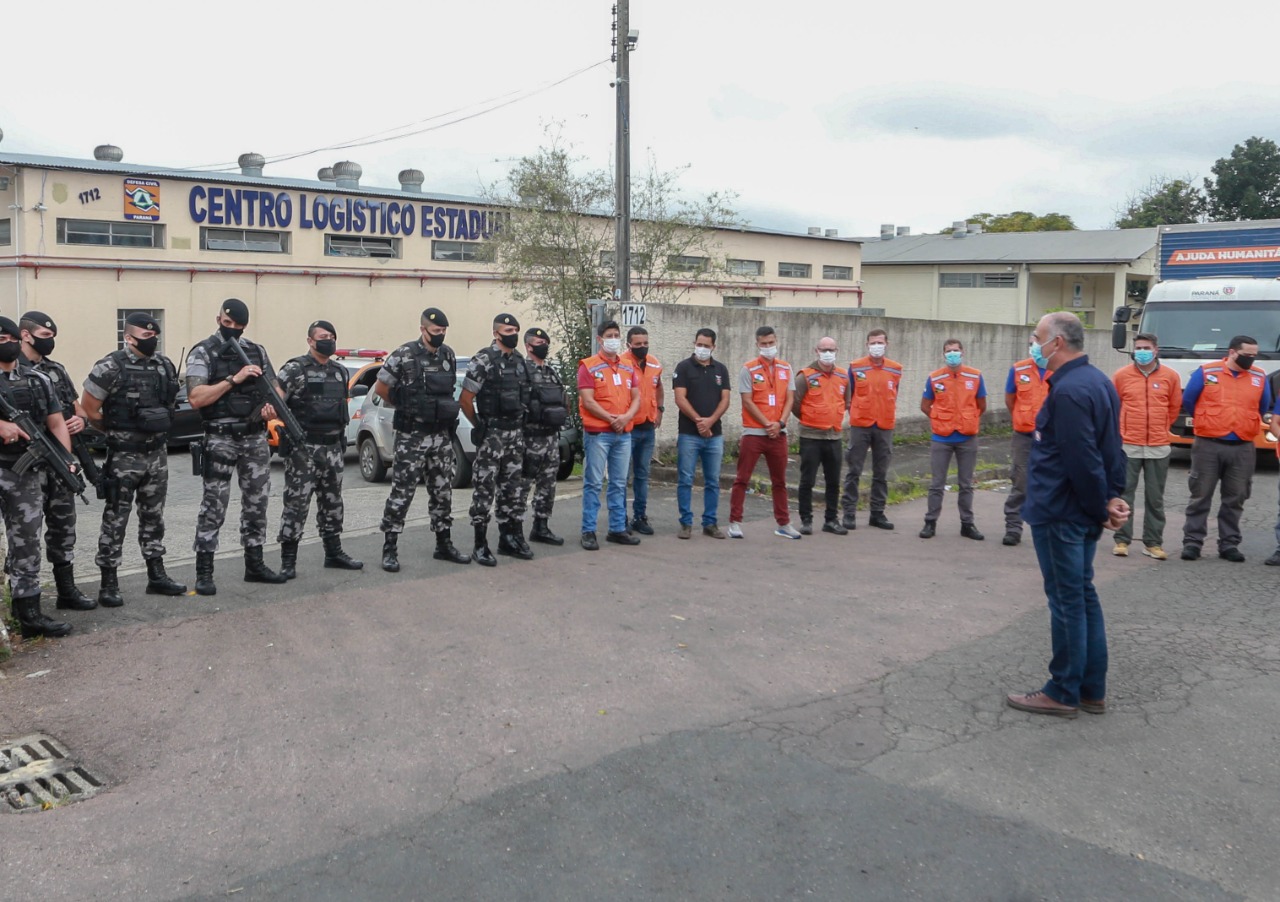 O Governo do Estado enviou 48 mil peças de roupas doadas por paranaenses para a população do Acre, atingida por fortes enchentes no mês passado. As doações foram feitas nas sedes do Corpo de Bombeiros a partir de uma ação conjunta do Poder Público e da sociedade civil. O envio foi nesta sexta-feira (19). Foto: Valdelino Pontes