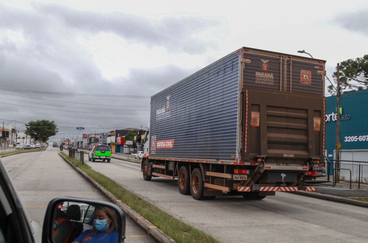 O Governo do Estado enviou 48 mil peças de roupas doadas por paranaenses para a população do Acre, atingida por fortes enchentes no mês passado. As doações foram feitas nas sedes do Corpo de Bombeiros a partir de uma ação conjunta do Poder Público e da sociedade civil. O envio foi nesta sexta-feira (19). Foto: Valdelino Pontes
