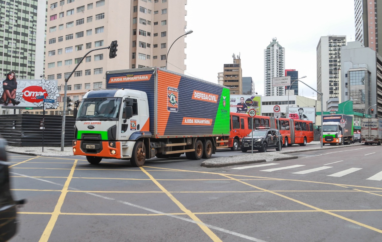 O Governo do Estado enviou 48 mil peças de roupas doadas por paranaenses para a população do Acre, atingida por fortes enchentes no mês passado. As doações foram feitas nas sedes do Corpo de Bombeiros a partir de uma ação conjunta do Poder Público e da sociedade civil. O envio foi nesta sexta-feira (19). Foto: Valdelino Pontes