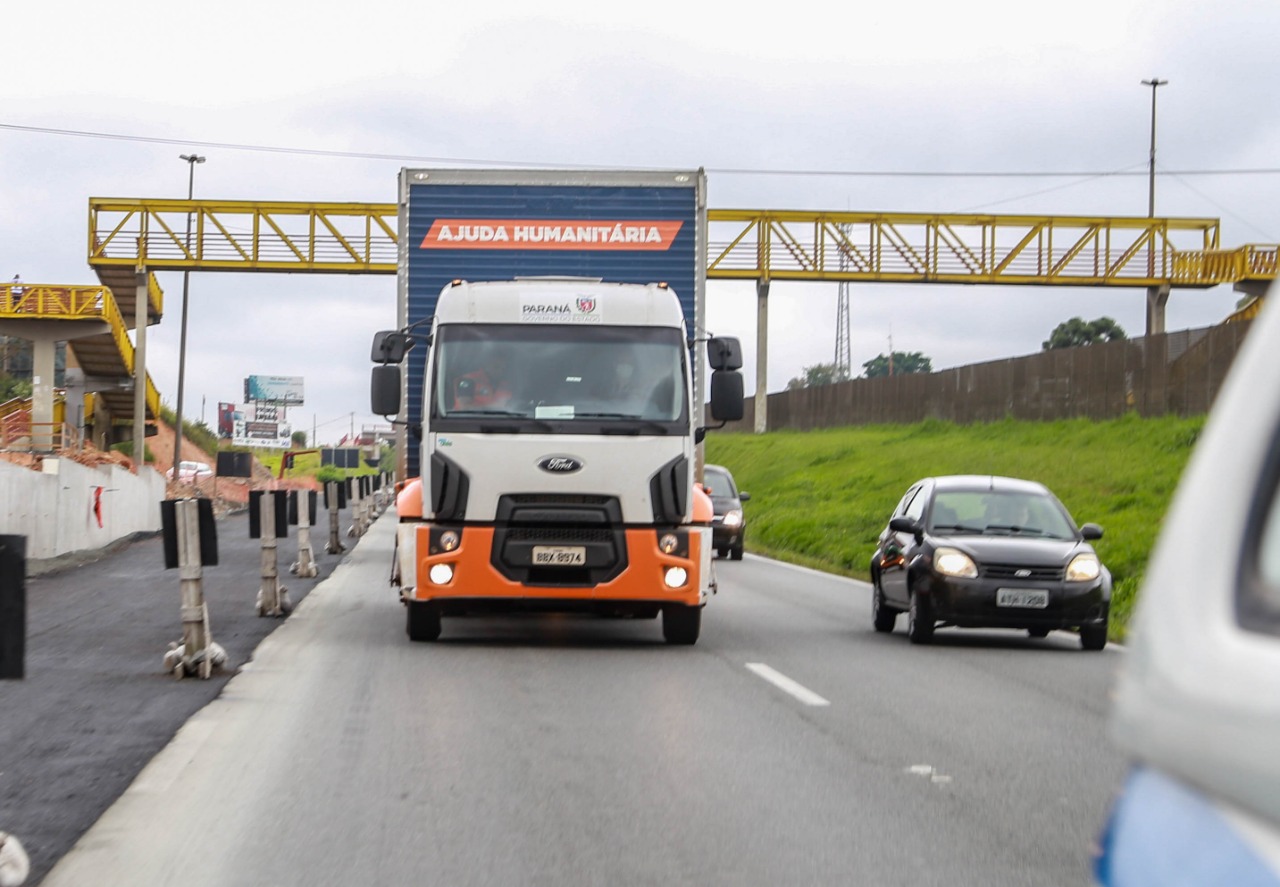 O Governo do Estado enviou 48 mil peças de roupas doadas por paranaenses para a população do Acre, atingida por fortes enchentes no mês passado. As doações foram feitas nas sedes do Corpo de Bombeiros a partir de uma ação conjunta do Poder Público e da sociedade civil. O envio foi nesta sexta-feira (19). Foto: Valdelino Pontes
