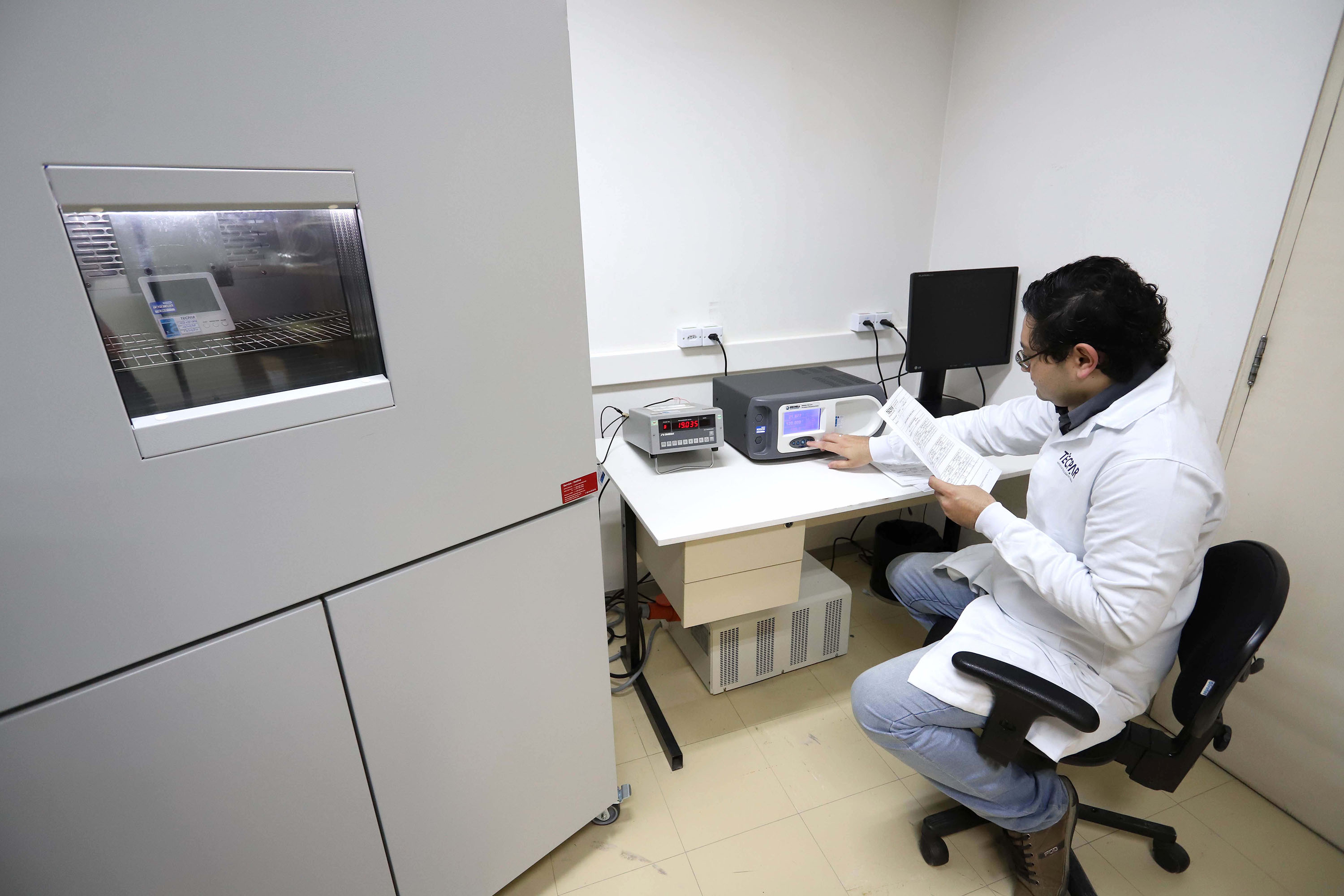 Uma parceria entre o Instituto de Tecnologia do Paraná (Tecpar) e a Sanepar resultou na conquista da acreditação de quatro grandes laboratórios de análises de água e esgoto da companhia. As unidades estão localizadas em Curitiba, Londrina, Maringá e Cascavel.
.Foto: Arnaldo Alves /Arquivo AEN