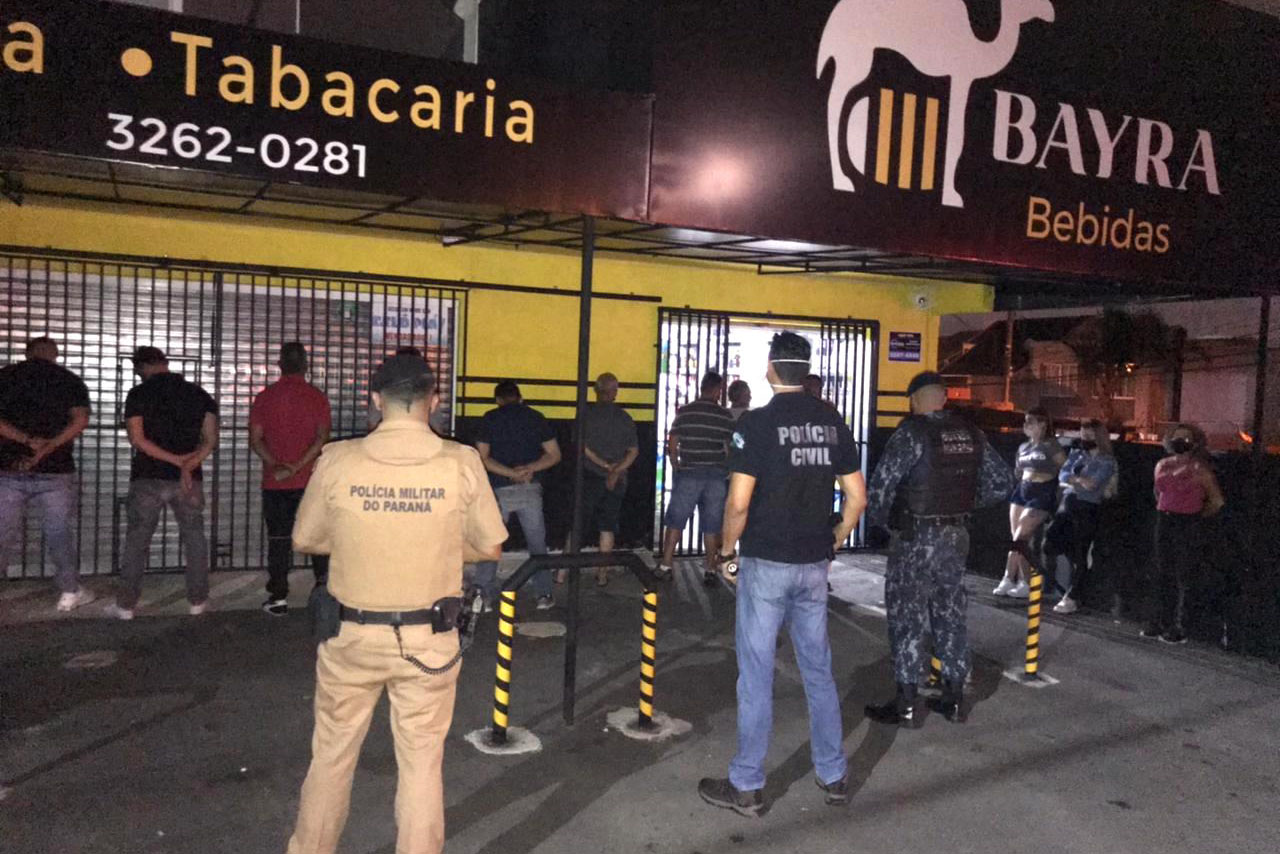 De sexta-feira (19) até domingo (21), 20 pessoas foram encaminhadas para lavratura de termo circunstanciado, oito pontos comerciais foram fechados e 23 autuações administrativas lavradas. - Curitiba, 22/03/2021  -  Foto: Divulgação SESP-PR