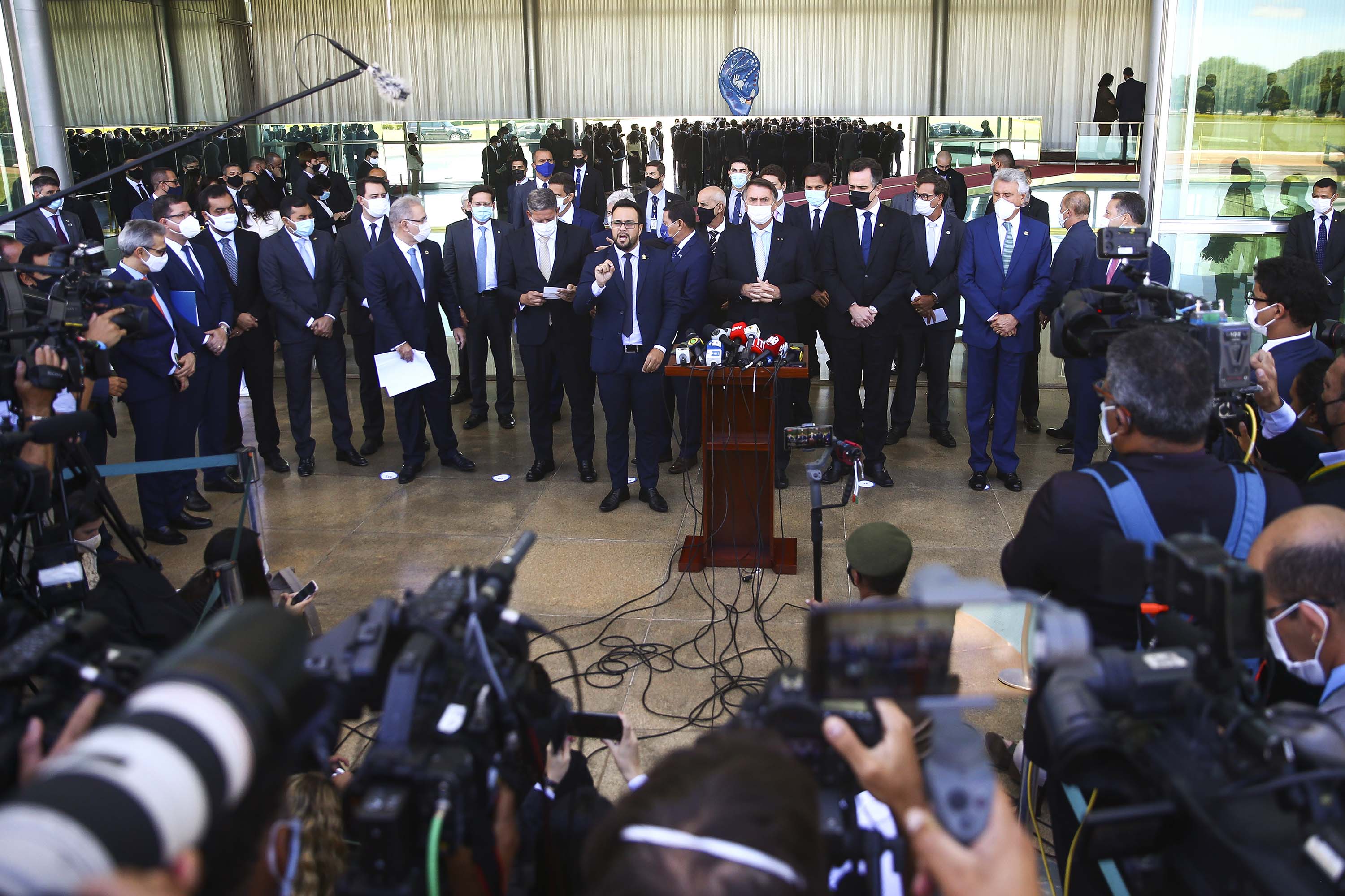  O governador Carlos Massa Ratinho Junior participou nesta quarta-feira (24), em Brasília, da reunião com os chefes dos Três Poderes que definiu a criação de um comitê para articular nacionalmente as ações de enfrentamento à pandemia de Covid-19. Foto:Marcelo Camargo/Agência Brasil