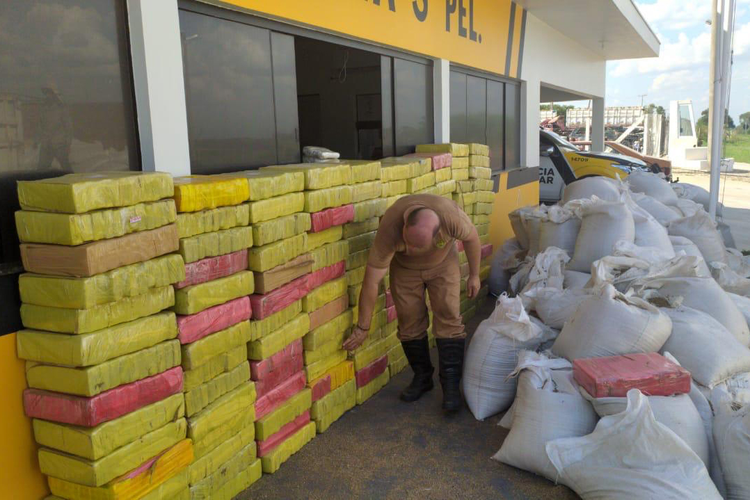 Mais de 4,7 toneladas de maconha foram apreendidas por policiais militares do Batalhão de Polícia Rodoviária (BPRv) durante uma abordagem de rotina. A apreensão, que é a maior do ano, começou por volta de 12h30 de quinta-feira (25/03) na cidade de Iporã, no Noroeste do estado, e resultou na prisão de um homem. A droga estava escondida em uma carga de chia. Curitiba, 25/03/2021 - Foto: Divulgação SESP