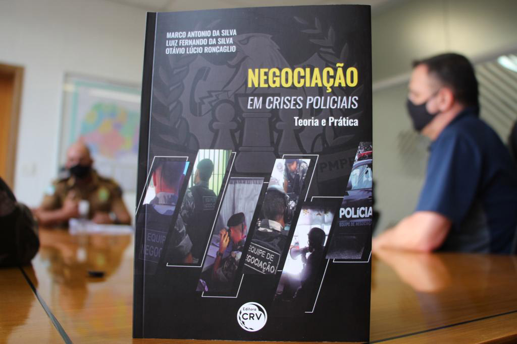 Com a proposta de aliar doutrina com a prática para disseminar conhecimento aos profissionais de segurança pública, oficiais da Polícia Militar do Paraná escreveram o livro Negociação em Crises Policiais - Teoria e Prática