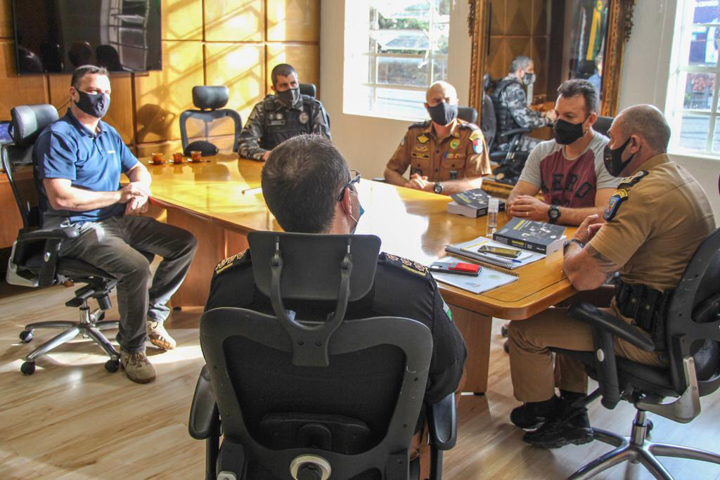 Com a proposta de aliar doutrina com a prática para disseminar conhecimento aos profissionais de segurança pública, oficiais da Polícia Militar do Paraná escreveram o livro Negociação em Crises Policiais - Teoria e Prática