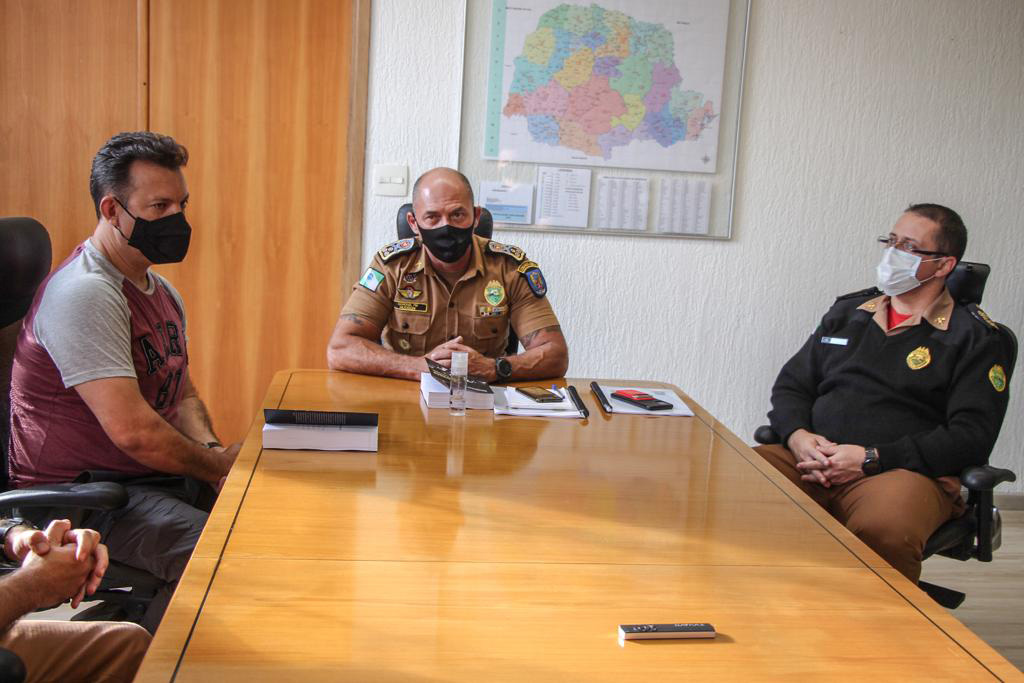 Com a proposta de aliar doutrina com a prática para disseminar conhecimento aos profissionais de segurança pública, oficiais da Polícia Militar do Paraná escreveram o livro Negociação em Crises Policiais - Teoria e Prática