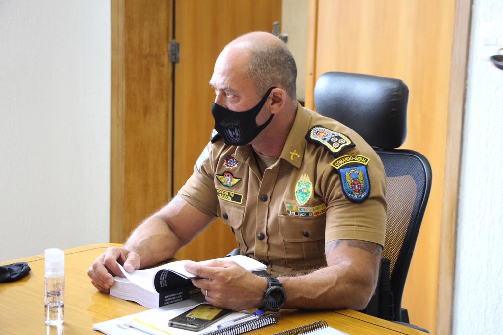 Com a proposta de aliar doutrina com a prática para disseminar conhecimento aos profissionais de segurança pública, oficiais da Polícia Militar do Paraná escreveram o livro Negociação em Crises Policiais - Teoria e Prática