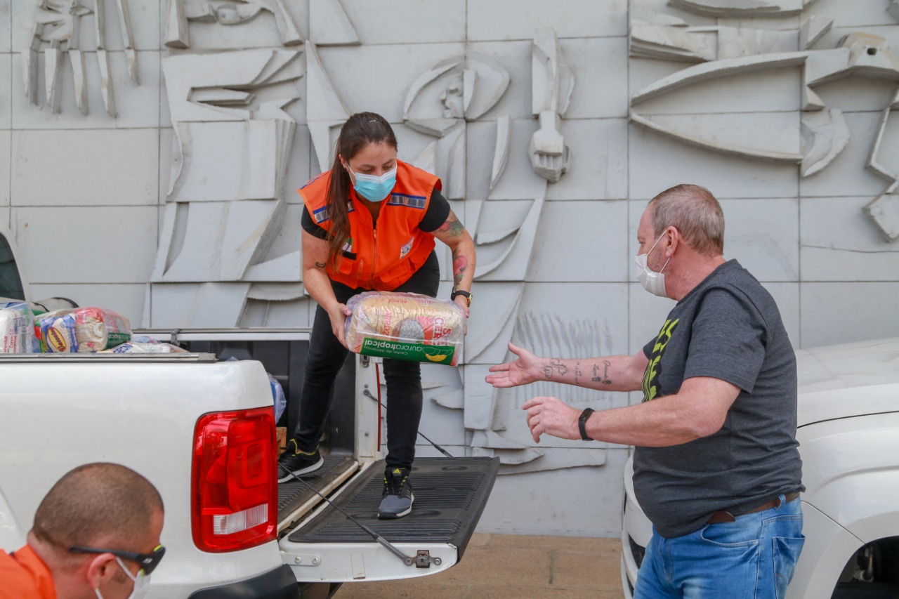 Comunidade portuária arrecada 9 mil cestas básicas para doação[gravata] Funcionários dos portos do Paraná, empresas e órgãos que atuam em Paranaguá e Antonina participam da segunda edição da campanha Cesta Solidária, promovida pela Superintendência Geral de Ação Solidária (SGAS). Foram arrecadadas 125 toneladas de alimentos, parte deles entregues nesta quarta-feira (31) ao governador Carlos Massa Ratinho Junior. - Curitiba, 31/03/2021 - Foto: Valdelino Pontes