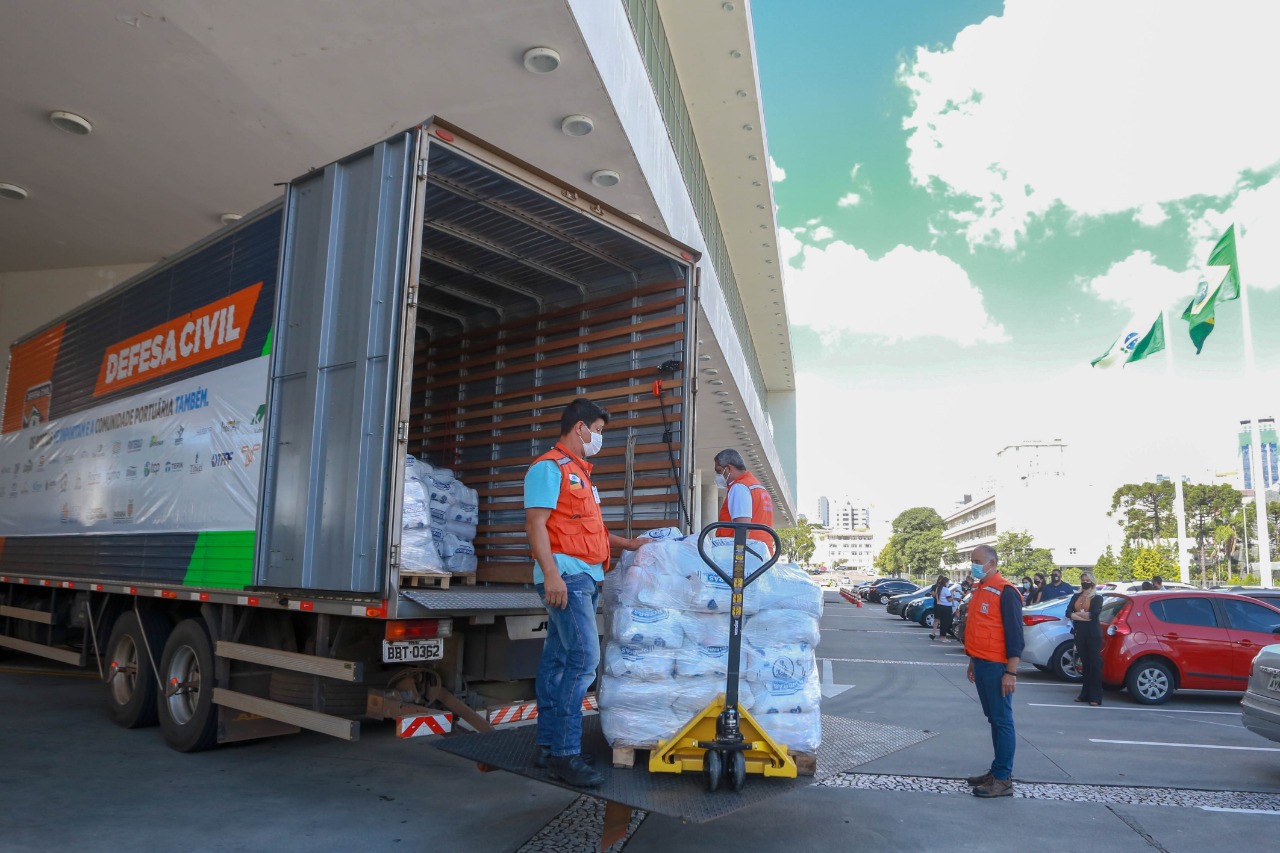 Comunidade portuária arrecada 9 mil cestas básicas para doação[gravata] Funcionários dos portos do Paraná, empresas e órgãos que atuam em Paranaguá e Antonina participam da segunda edição da campanha Cesta Solidária, promovida pela Superintendência Geral de Ação Solidária (SGAS). Foram arrecadadas 125 toneladas de alimentos, parte deles entregues nesta quarta-feira (31) ao governador Carlos Massa Ratinho Junior. - Curitiba, 31/03/2021 - Foto: Valdelino Pontes