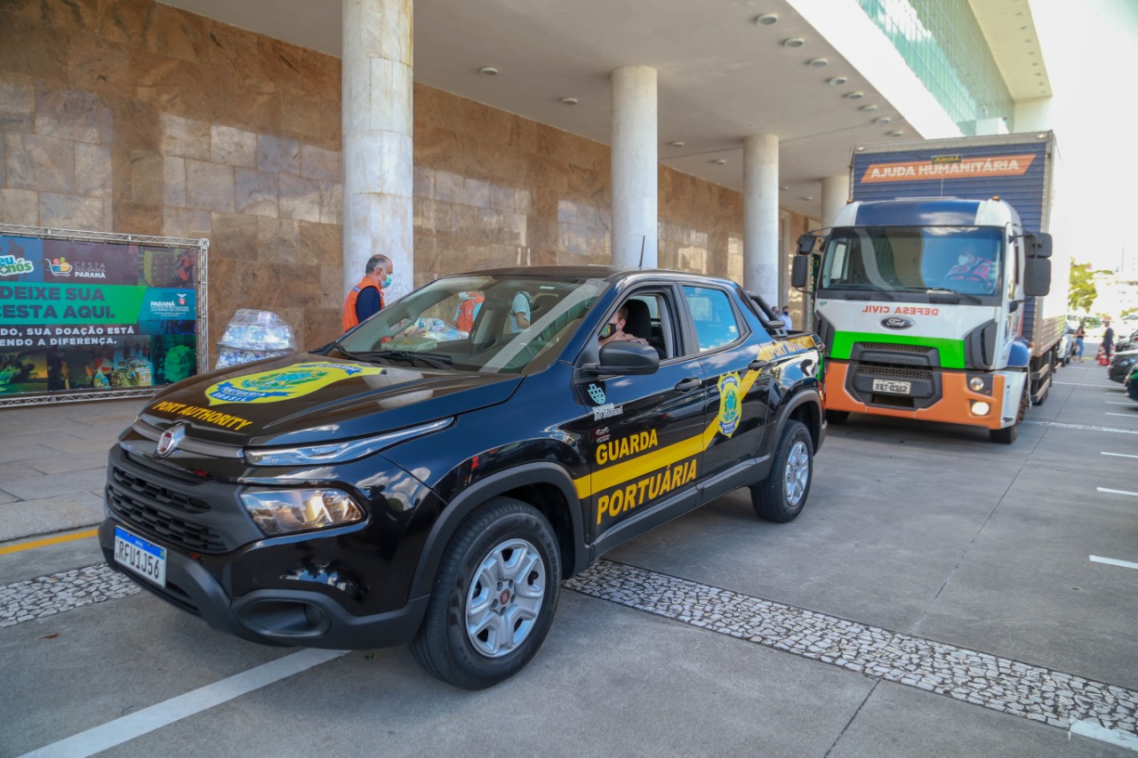 Comunidade portuária arrecada 9 mil cestas básicas para doação[gravata] Funcionários dos portos do Paraná, empresas e órgãos que atuam em Paranaguá e Antonina participam da segunda edição da campanha Cesta Solidária, promovida pela Superintendência Geral de Ação Solidária (SGAS). Foram arrecadadas 125 toneladas de alimentos, parte deles entregues nesta quarta-feira (31) ao governador Carlos Massa Ratinho Junior. - Curitiba, 31/03/2021 - Foto: Valdelino Pontes