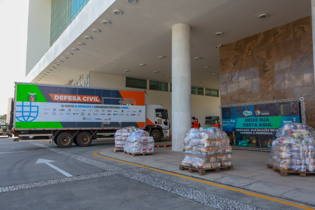 Comunidade portuária arrecada 9 mil cestas básicas para doação[gravata] Funcionários dos portos do Paraná, empresas e órgãos que atuam em Paranaguá e Antonina participam da segunda edição da campanha Cesta Solidária, promovida pela Superintendência Geral de Ação Solidária (SGAS). Foram arrecadadas 125 toneladas de alimentos, parte deles entregues nesta quarta-feira (31) ao governador Carlos Massa Ratinho Junior. - Curitiba, 31/03/2021 - Foto: Valdelino Pontes