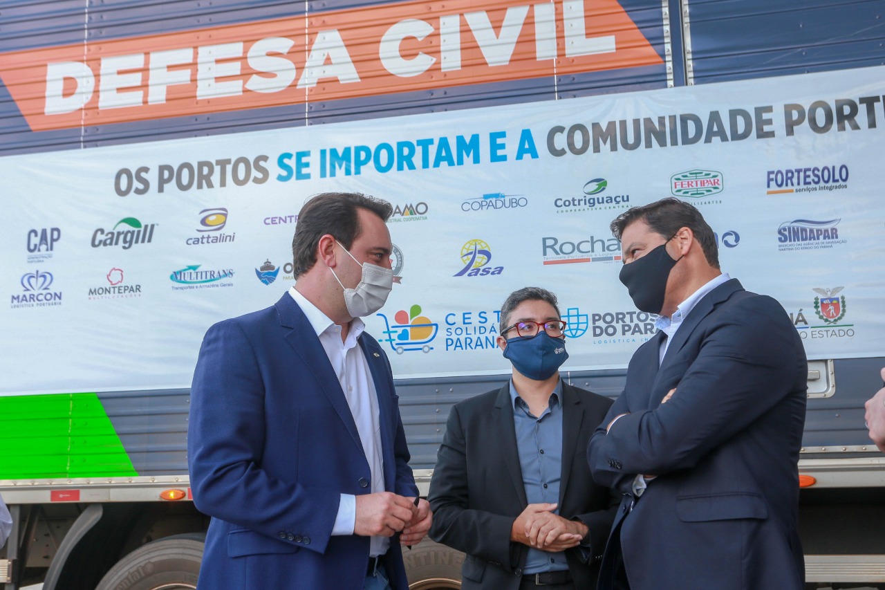 Comunidade portuária arrecada 9 mil cestas básicas para doação[gravata] Funcionários dos portos do Paraná, empresas e órgãos que atuam em Paranaguá e Antonina participam da segunda edição da campanha Cesta Solidária, promovida pela Superintendência Geral de Ação Solidária (SGAS). Foram arrecadadas 125 toneladas de alimentos, parte deles entregues nesta quarta-feira (31) ao governador Carlos Massa Ratinho Junior. - Curitiba, 31/03/2021 - Foto: Valdelino Pontes