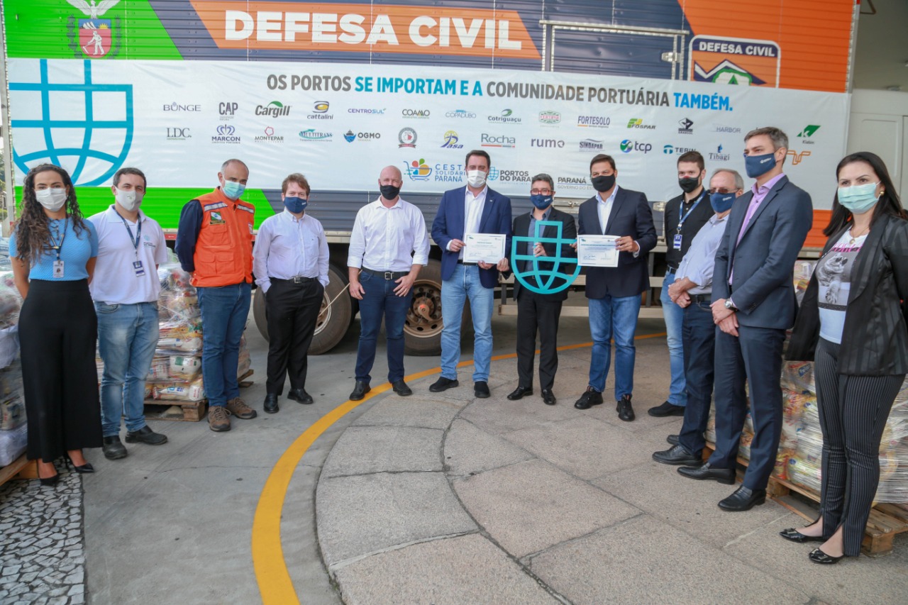 Comunidade portuária arrecada 9 mil cestas básicas para doação[gravata] Funcionários dos portos do Paraná, empresas e órgãos que atuam em Paranaguá e Antonina participam da segunda edição da campanha Cesta Solidária, promovida pela Superintendência Geral de Ação Solidária (SGAS). Foram arrecadadas 125 toneladas de alimentos, parte deles entregues nesta quarta-feira (31) ao governador Carlos Massa Ratinho Junior. - Curitiba, 31/03/2021 - Foto: Valdelino Pontes