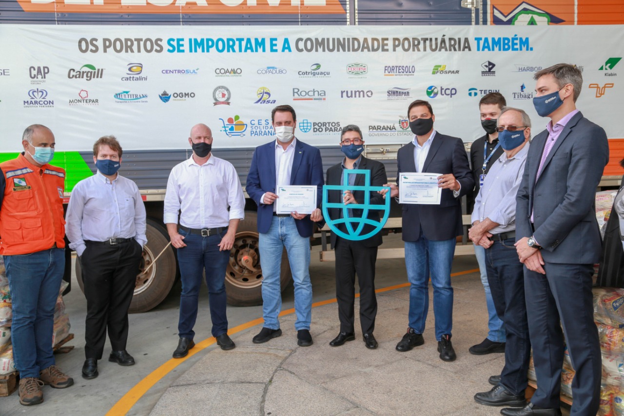 Comunidade portuária arrecada 9 mil cestas básicas para doação[gravata] Funcionários dos portos do Paraná, empresas e órgãos que atuam em Paranaguá e Antonina participam da segunda edição da campanha Cesta Solidária, promovida pela Superintendência Geral de Ação Solidária (SGAS). Foram arrecadadas 125 toneladas de alimentos, parte deles entregues nesta quarta-feira (31) ao governador Carlos Massa Ratinho Junior. - Curitiba, 31/03/2021 - Foto: Valdelino Pontes