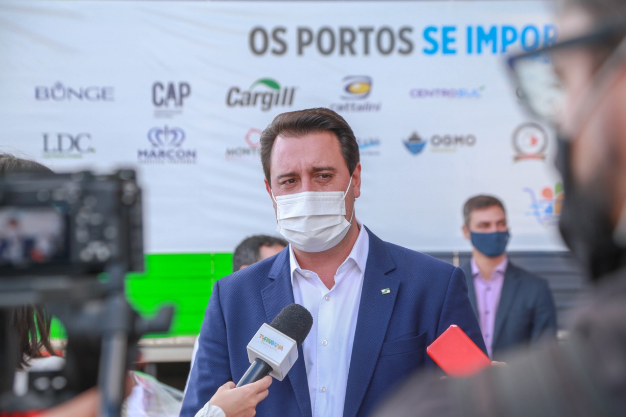 Comunidade portuária arrecada 9 mil cestas básicas para doação[gravata] Funcionários dos portos do Paraná, empresas e órgãos que atuam em Paranaguá e Antonina participam da segunda edição da campanha Cesta Solidária, promovida pela Superintendência Geral de Ação Solidária (SGAS). Foram arrecadadas 125 toneladas de alimentos, parte deles entregues nesta quarta-feira (31) ao governador Carlos Massa Ratinho Junior. - Curitiba, 31/03/2021 - Foto: Valdelino Pontes