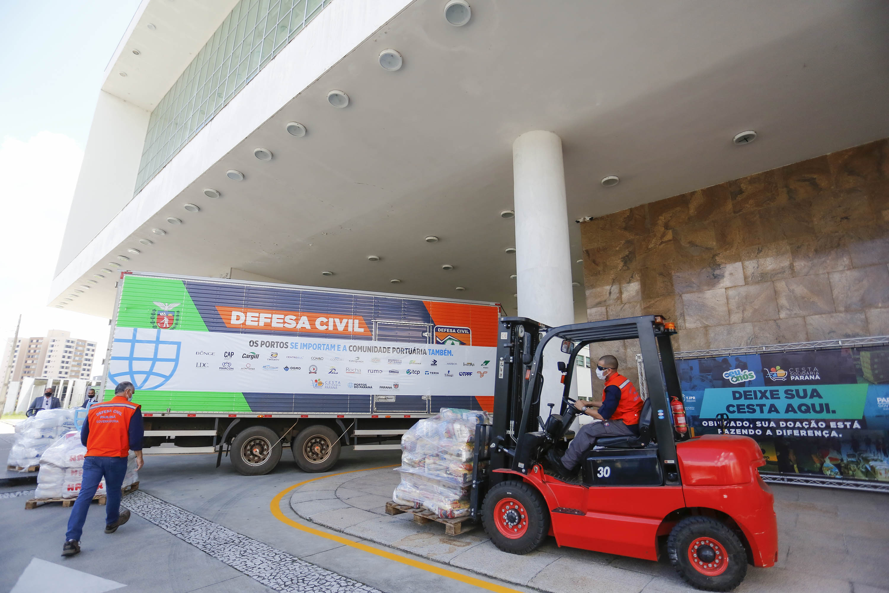 Comunidade portuária arrecada 9 mil cestas básicas para doação[gravata] Funcionários dos portos do Paraná, empresas e órgãos que atuam em Paranaguá e Antonina participam da segunda edição da campanha Cesta Solidária, promovida pela Superintendência Geral de Ação Solidária (SGAS). Foram arrecadadas 125 toneladas de alimentos, parte deles entregues nesta quarta-feira (31) ao governador Carlos Massa Ratinho Junior.  -  Curitiba, 31/03/2021  -  Foto: Jonathan Campos/AEN