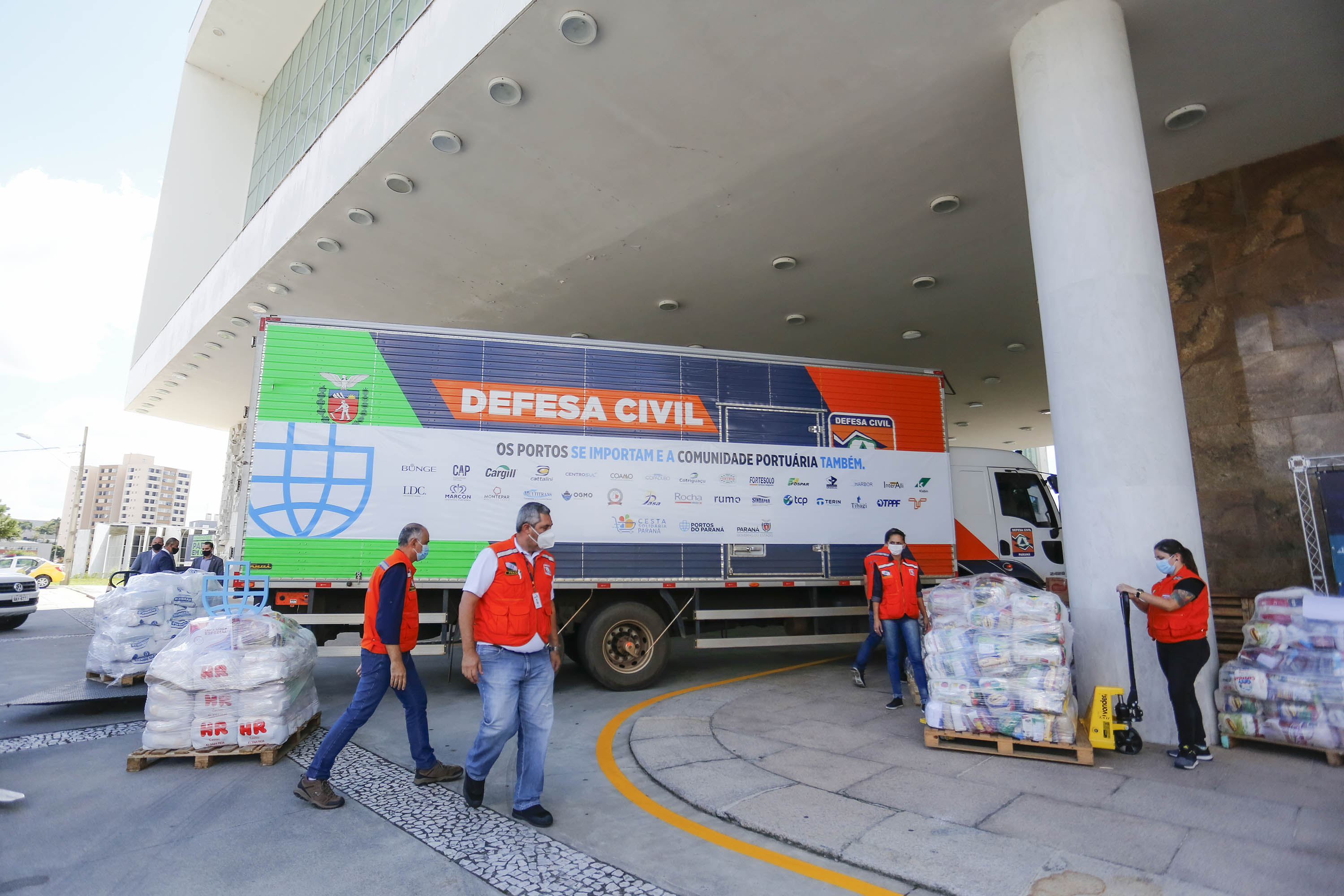 Comunidade portuária arrecada 9 mil cestas básicas para doação[gravata] Funcionários dos portos do Paraná, empresas e órgãos que atuam em Paranaguá e Antonina participam da segunda edição da campanha Cesta Solidária, promovida pela Superintendência Geral de Ação Solidária (SGAS). Foram arrecadadas 125 toneladas de alimentos, parte deles entregues nesta quarta-feira (31) ao governador Carlos Massa Ratinho Junior.  -  Curitiba, 31/03/2021  -  Foto: Jonathan Campos/AEN