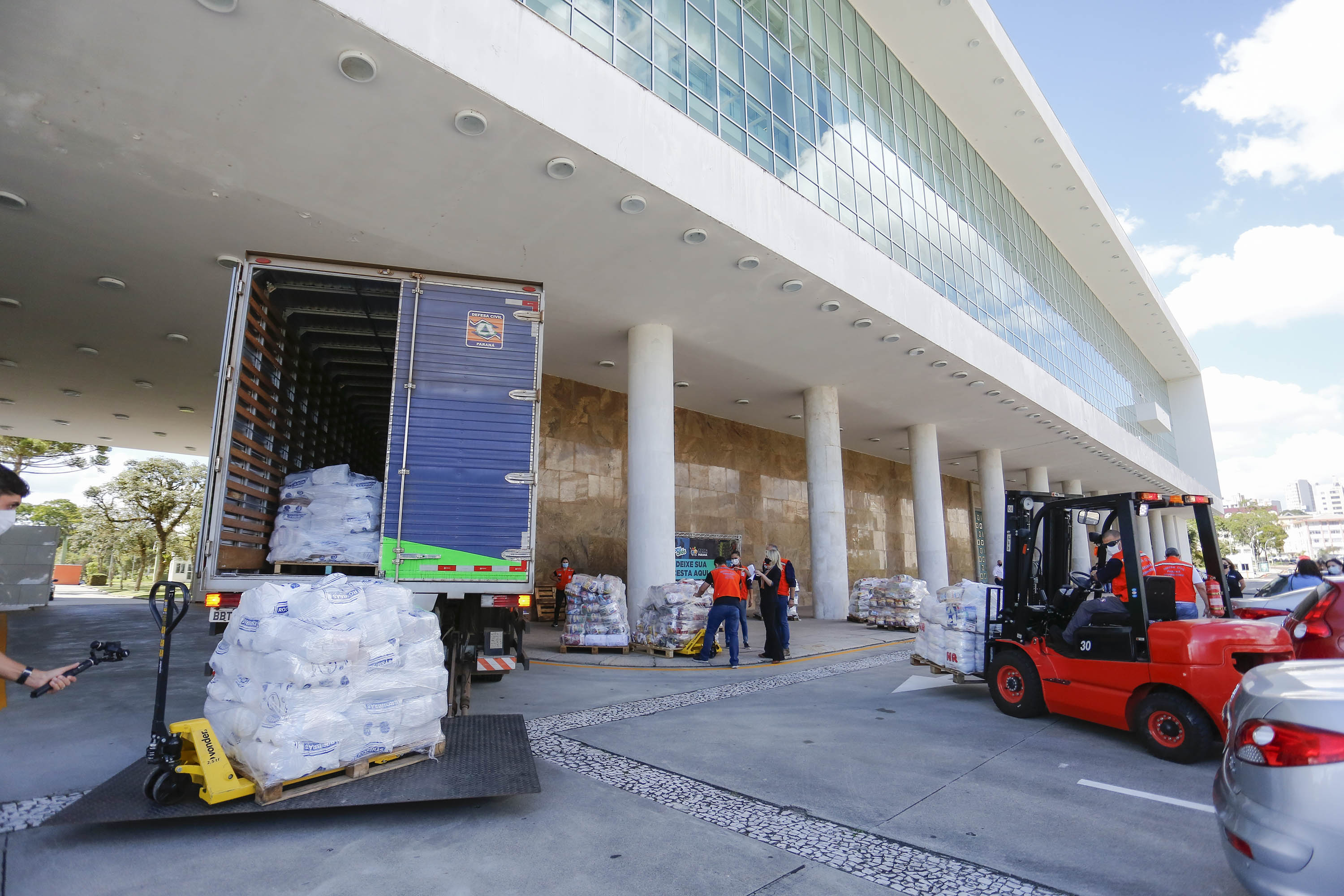 Comunidade portuária arrecada 9 mil cestas básicas para doação[gravata] Funcionários dos portos do Paraná, empresas e órgãos que atuam em Paranaguá e Antonina participam da segunda edição da campanha Cesta Solidária, promovida pela Superintendência Geral de Ação Solidária (SGAS). Foram arrecadadas 125 toneladas de alimentos, parte deles entregues nesta quarta-feira (31) ao governador Carlos Massa Ratinho Junior.  -  Curitiba, 31/03/2021  -  Foto: Jonathan Campos/AEN