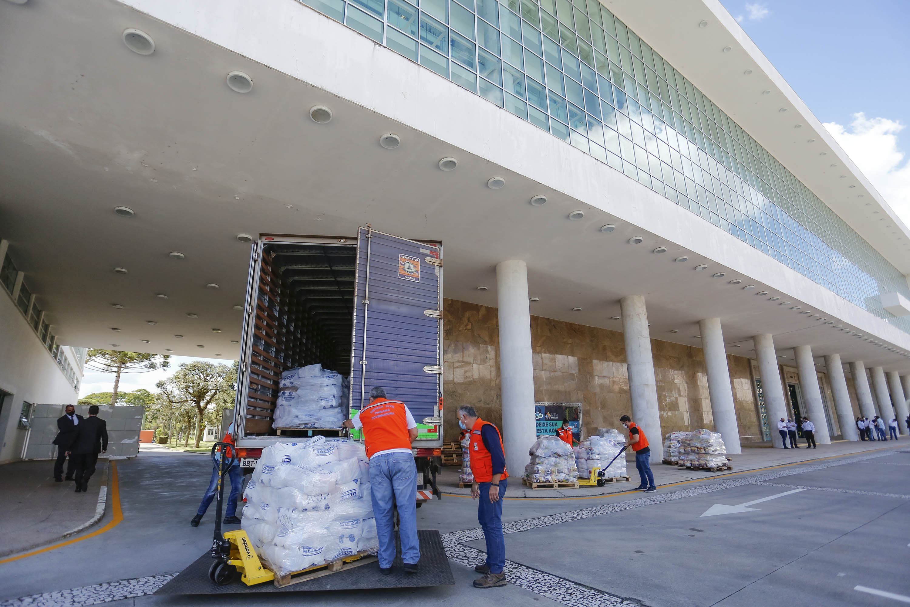 Comunidade portuária arrecada 9 mil cestas básicas para doação[gravata] Funcionários dos portos do Paraná, empresas e órgãos que atuam em Paranaguá e Antonina participam da segunda edição da campanha Cesta Solidária, promovida pela Superintendência Geral de Ação Solidária (SGAS). Foram arrecadadas 125 toneladas de alimentos, parte deles entregues nesta quarta-feira (31) ao governador Carlos Massa Ratinho Junior.  -  Curitiba, 31/03/2021  -  Foto: Jonathan Campos/AEN