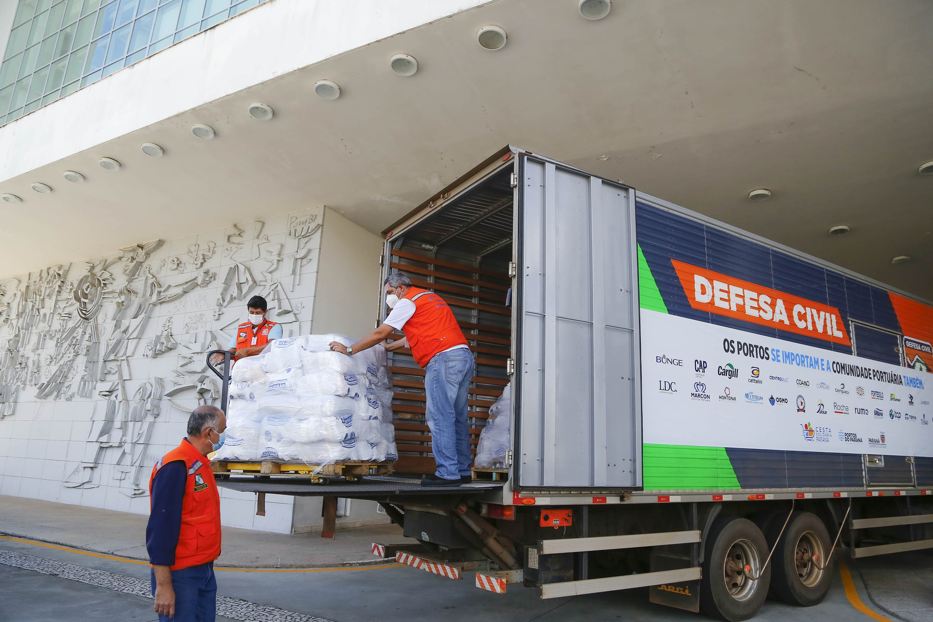 Comunidade portuária arrecada 9 mil cestas básicas para doação[gravata] Funcionários dos portos do Paraná, empresas e órgãos que atuam em Paranaguá e Antonina participam da segunda edição da campanha Cesta Solidária, promovida pela Superintendência Geral de Ação Solidária (SGAS). Foram arrecadadas 125 toneladas de alimentos, parte deles entregues nesta quarta-feira (31) ao governador Carlos Massa Ratinho Junior.  -  Curitiba, 31/03/2021  -  Foto: Jonathan Campos/AEN