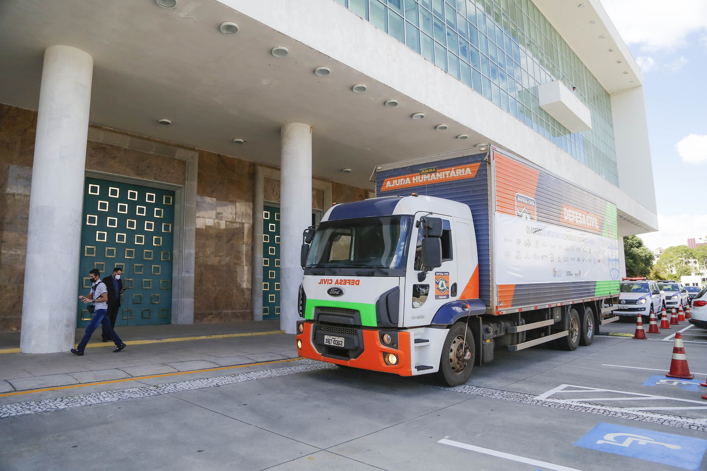 Comunidade portuária arrecada 9 mil cestas básicas para doação[gravata] Funcionários dos portos do Paraná, empresas e órgãos que atuam em Paranaguá e Antonina participam da segunda edição da campanha Cesta Solidária, promovida pela Superintendência Geral de Ação Solidária (SGAS). Foram arrecadadas 125 toneladas de alimentos, parte deles entregues nesta quarta-feira (31) ao governador Carlos Massa Ratinho Junior.  -  Curitiba, 31/03/2021  -  Foto: Jonathan Campos/AEN