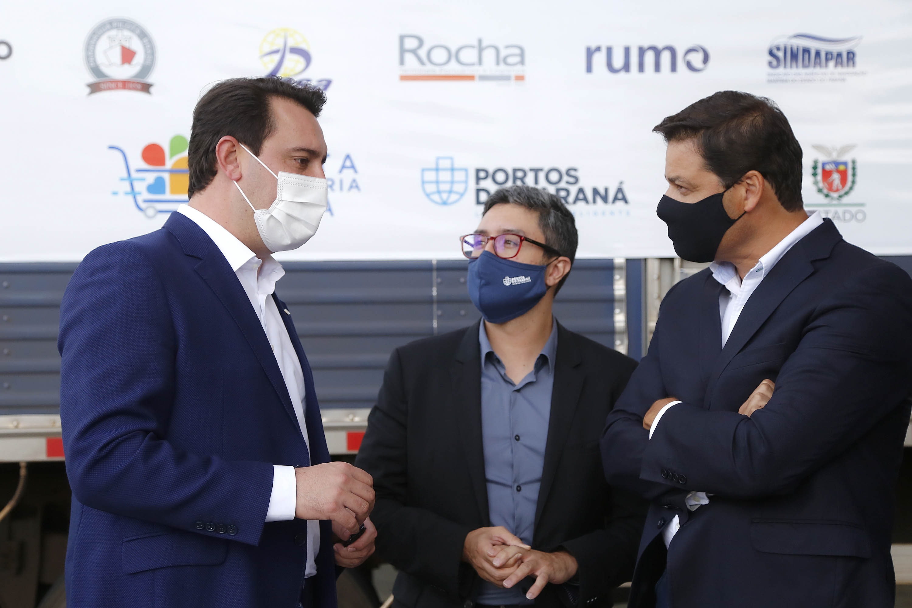 Comunidade portuária arrecada 9 mil cestas básicas para doação[gravata] Funcionários dos portos do Paraná, empresas e órgãos que atuam em Paranaguá e Antonina participam da segunda edição da campanha Cesta Solidária, promovida pela Superintendência Geral de Ação Solidária (SGAS). Foram arrecadadas 125 toneladas de alimentos, parte deles entregues nesta quarta-feira (31) ao governador Carlos Massa Ratinho Junior.  -  Curitiba, 31/03/2021  -  Foto: Jonathan Campos/AEN