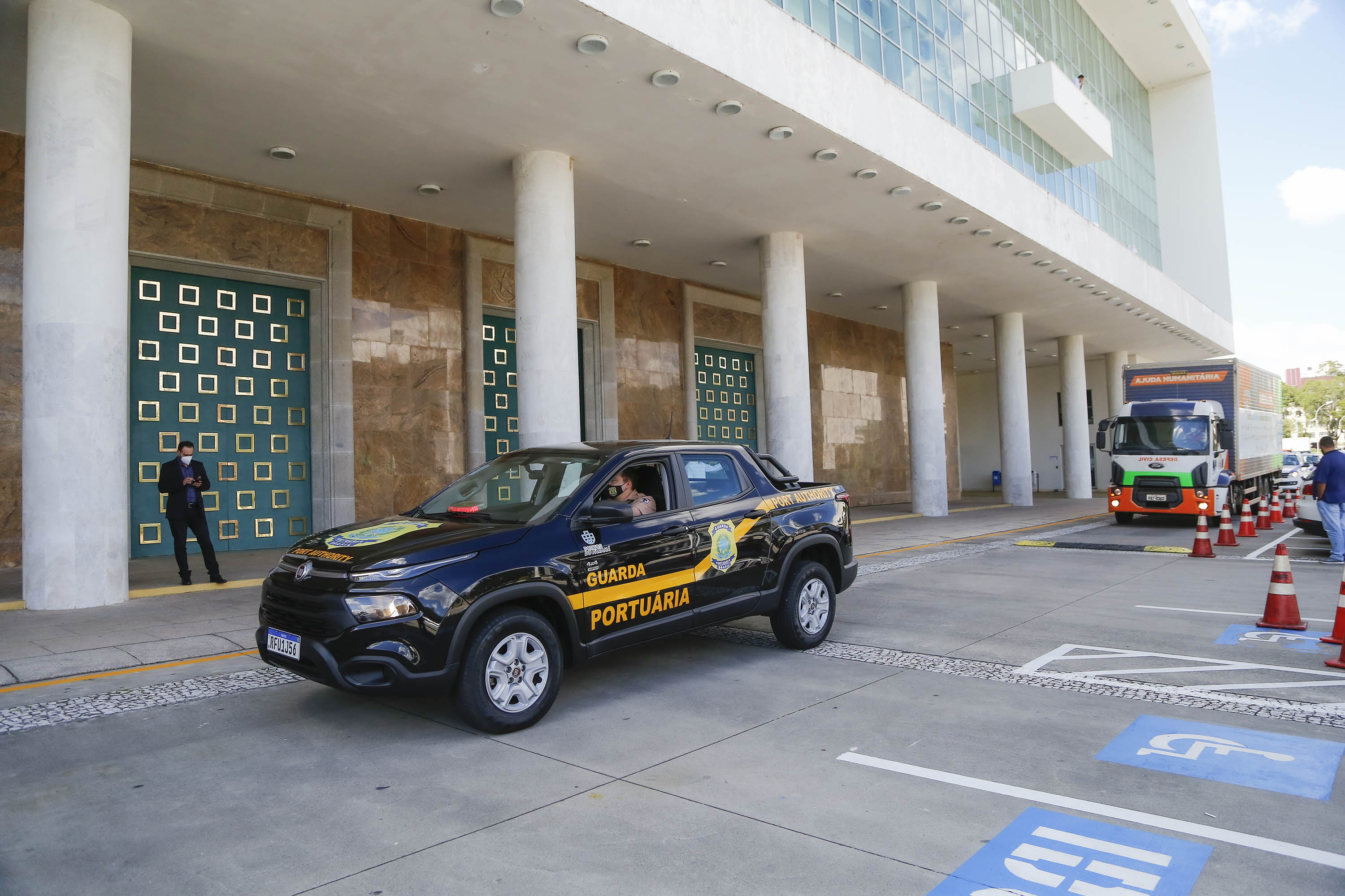 Comunidade portuária arrecada 9 mil cestas básicas para doação[gravata] Funcionários dos portos do Paraná, empresas e órgãos que atuam em Paranaguá e Antonina participam da segunda edição da campanha Cesta Solidária, promovida pela Superintendência Geral de Ação Solidária (SGAS). Foram arrecadadas 125 toneladas de alimentos, parte deles entregues nesta quarta-feira (31) ao governador Carlos Massa Ratinho Junior.  -  Curitiba, 31/03/2021  -  Foto: Jonathan Campos/AEN