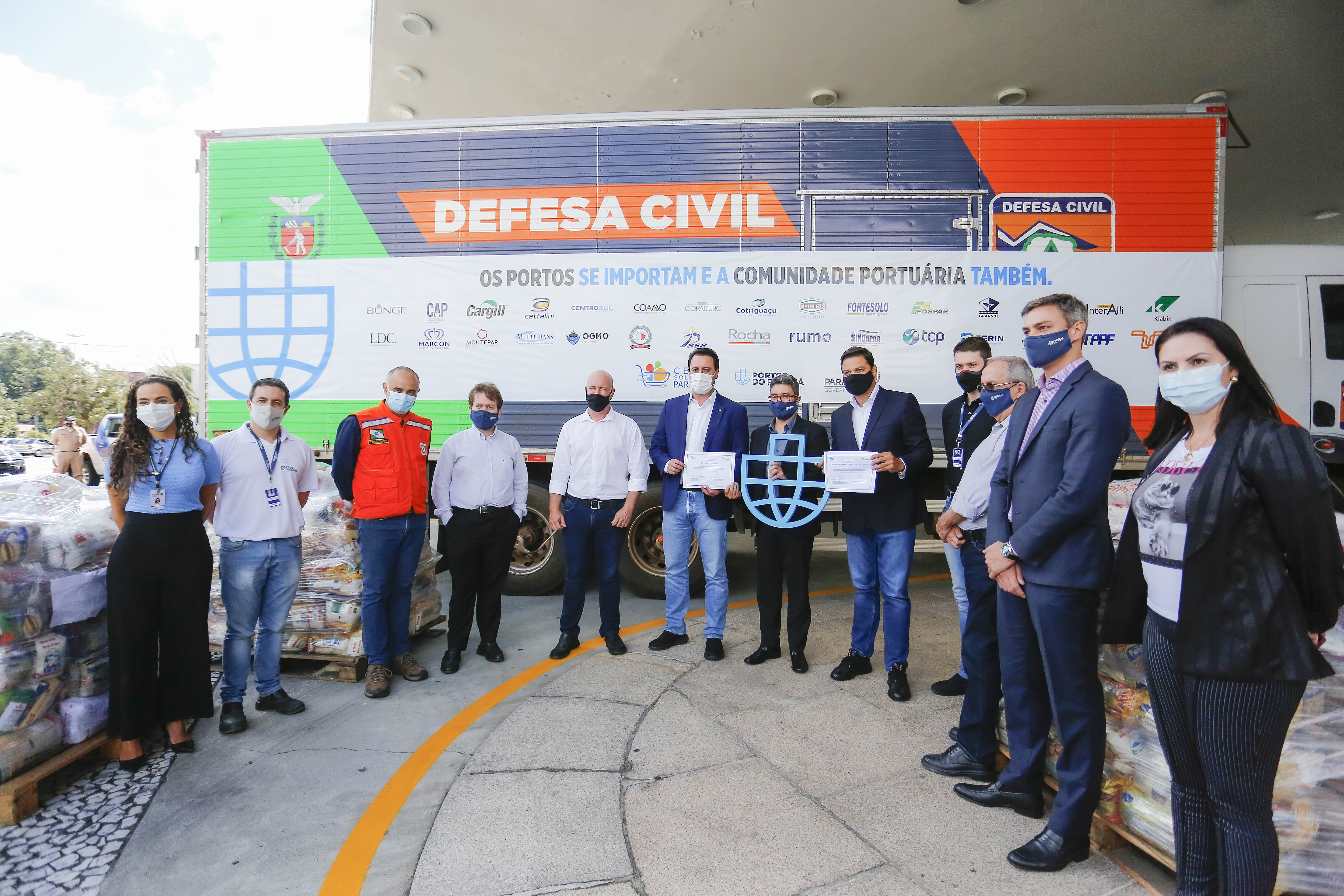 Comunidade portuária arrecada 9 mil cestas básicas para doação[gravata] Funcionários dos portos do Paraná, empresas e órgãos que atuam em Paranaguá e Antonina participam da segunda edição da campanha Cesta Solidária, promovida pela Superintendência Geral de Ação Solidária (SGAS). Foram arrecadadas 125 toneladas de alimentos, parte deles entregues nesta quarta-feira (31) ao governador Carlos Massa Ratinho Junior.  -  Curitiba, 31/03/2021  -  Foto: Jonathan Campos/AEN