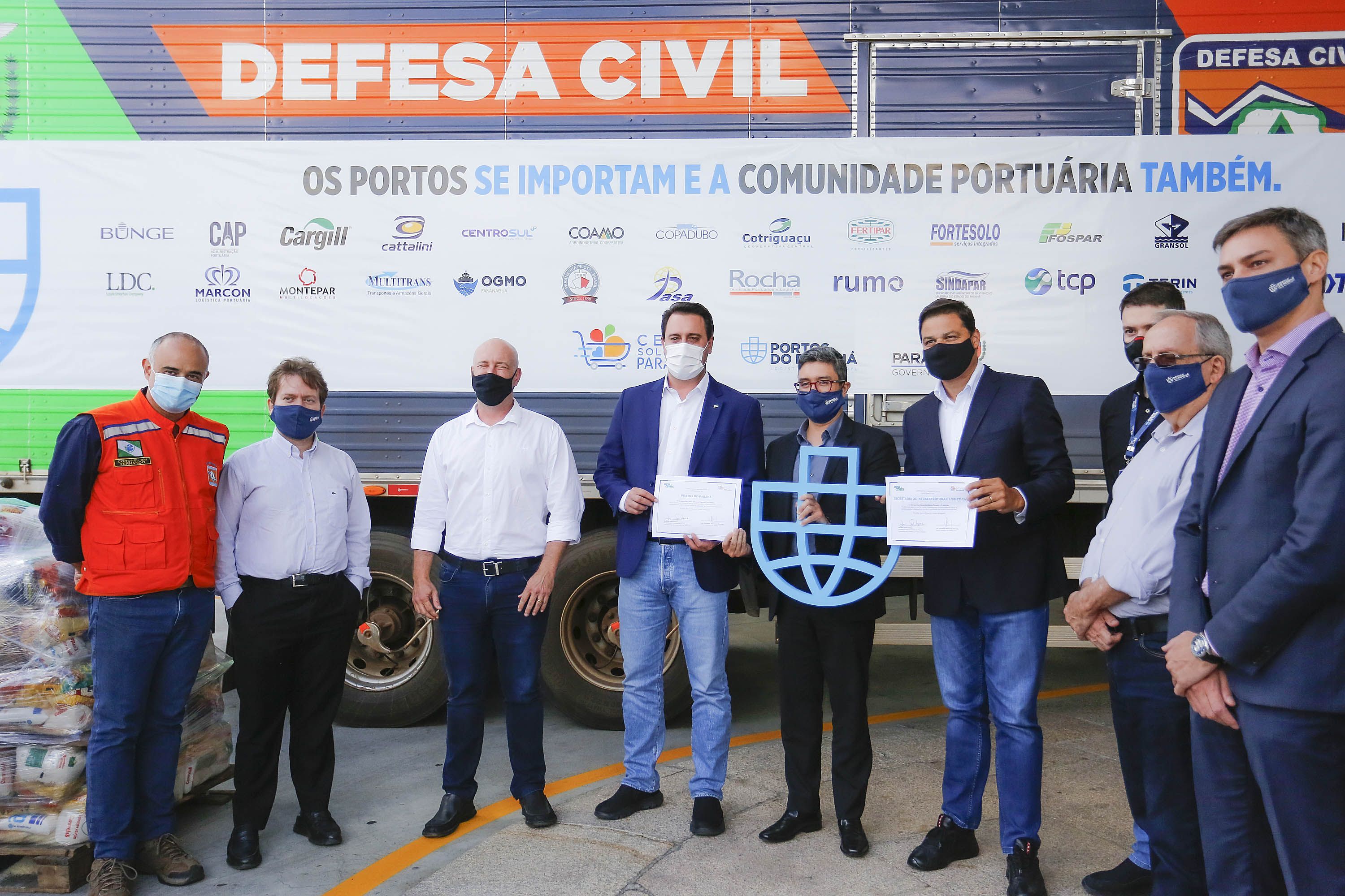 Comunidade portuária arrecada 9 mil cestas básicas para doação[gravata] Funcionários dos portos do Paraná, empresas e órgãos que atuam em Paranaguá e Antonina participam da segunda edição da campanha Cesta Solidária, promovida pela Superintendência Geral de Ação Solidária (SGAS). Foram arrecadadas 125 toneladas de alimentos, parte deles entregues nesta quarta-feira (31) ao governador Carlos Massa Ratinho Junior.  -  Curitiba, 31/03/2021  -  Foto: Jonathan Campos/AEN