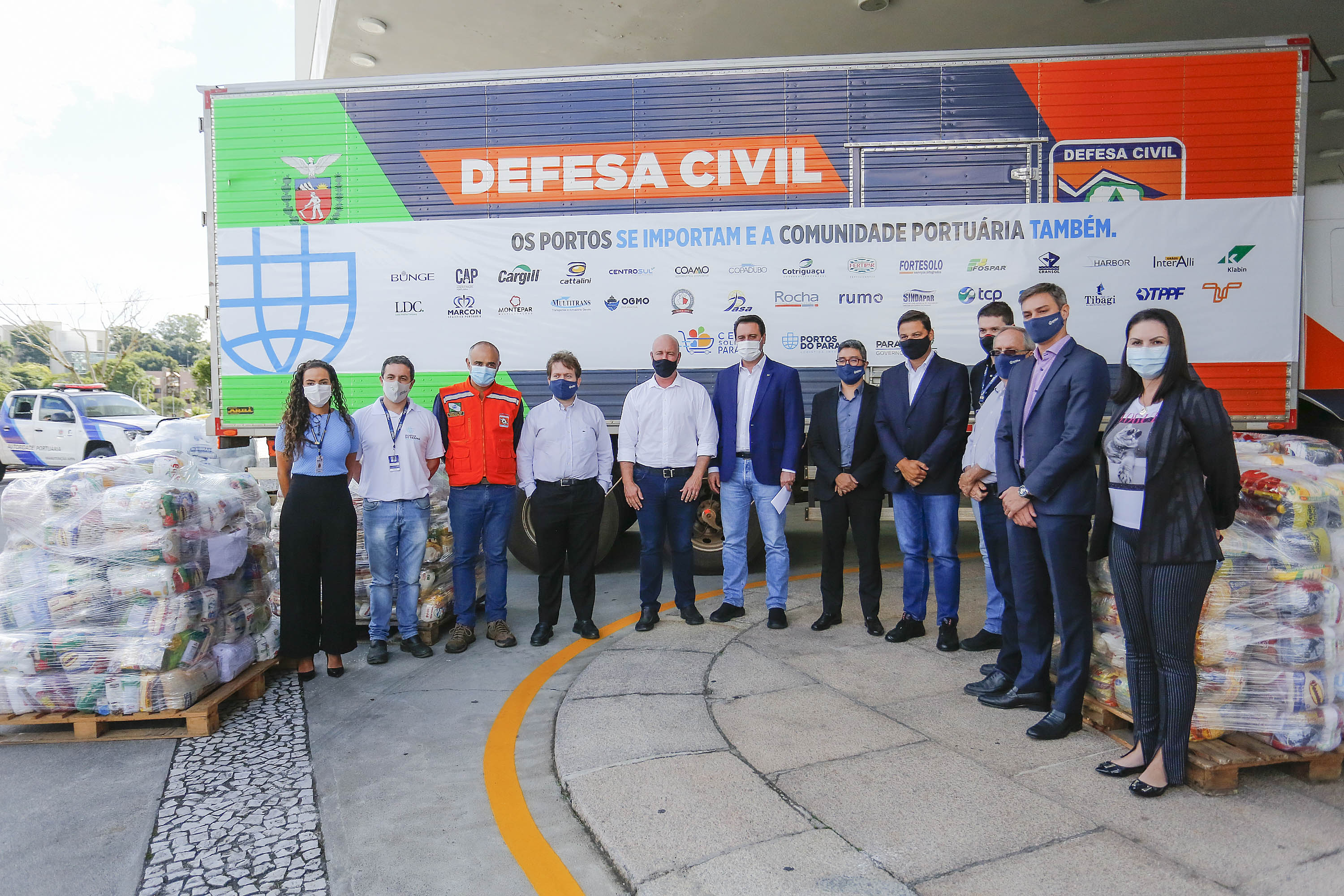 Comunidade portuária arrecada 9 mil cestas básicas para doação[gravata] Funcionários dos portos do Paraná, empresas e órgãos que atuam em Paranaguá e Antonina participam da segunda edição da campanha Cesta Solidária, promovida pela Superintendência Geral de Ação Solidária (SGAS). Foram arrecadadas 125 toneladas de alimentos, parte deles entregues nesta quarta-feira (31) ao governador Carlos Massa Ratinho Junior.  -  Curitiba, 31/03/2021  -  Foto: Jonathan Campos/AEN