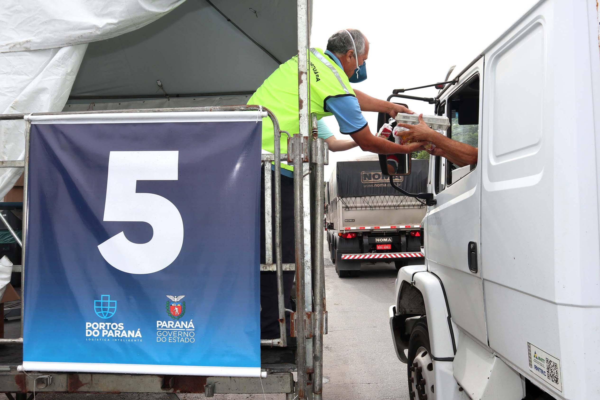 Além dos moradores das cidades, os caminhoneiros que descarregam grãos no Porto de Paranaguá receberam um kit alimentação em maio de 2020. Foram cerca de 100 mil kits entregues no pior momento da pandemia até então.Foto: Claudio Neves