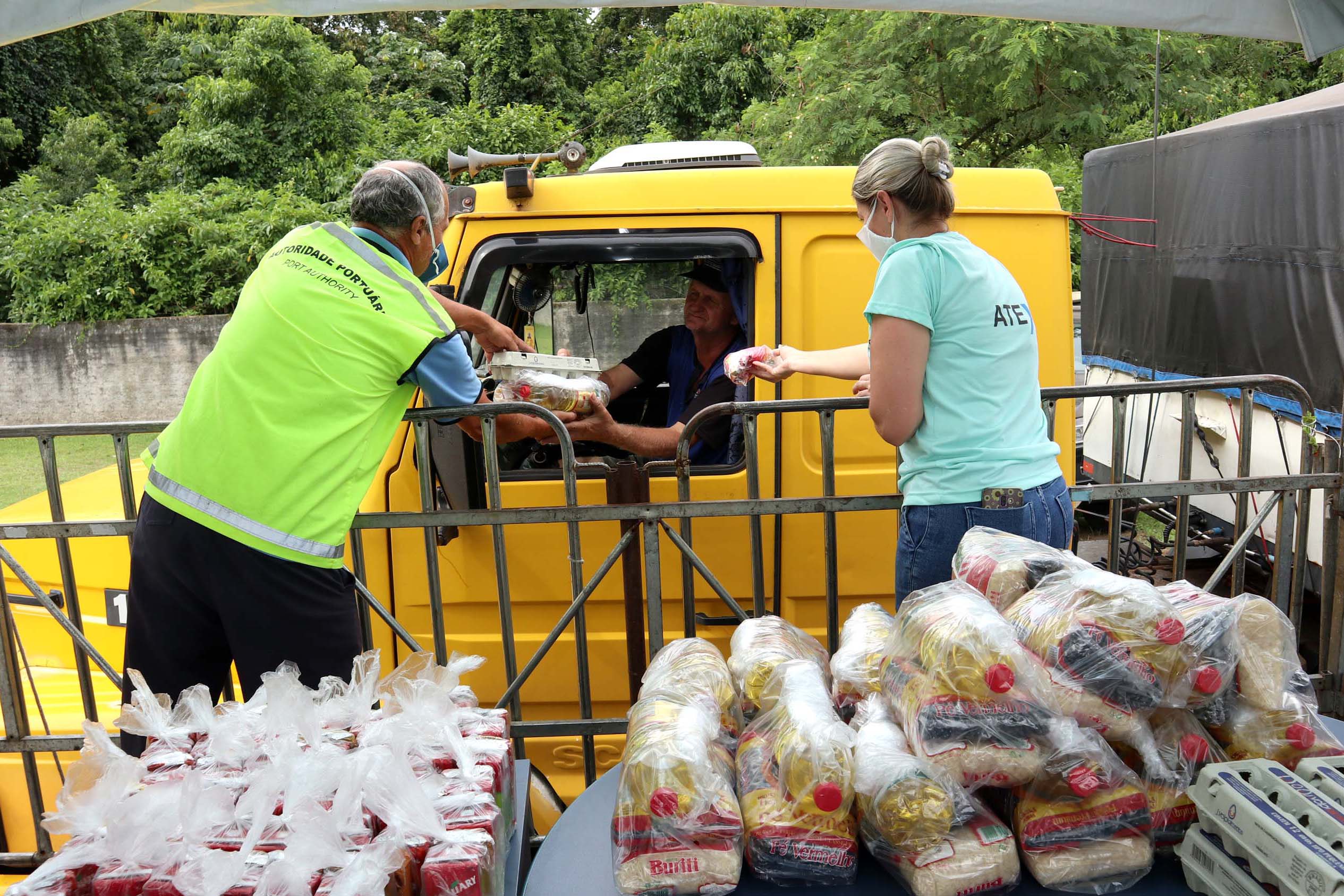 Além dos moradores das cidades, os caminhoneiros que descarregam grãos no Porto de Paranaguá receberam um kit alimentação em maio de 2020. Foram cerca de 100 mil kits entregues no pior momento da pandemia até então.Foto: Claudio Neves
