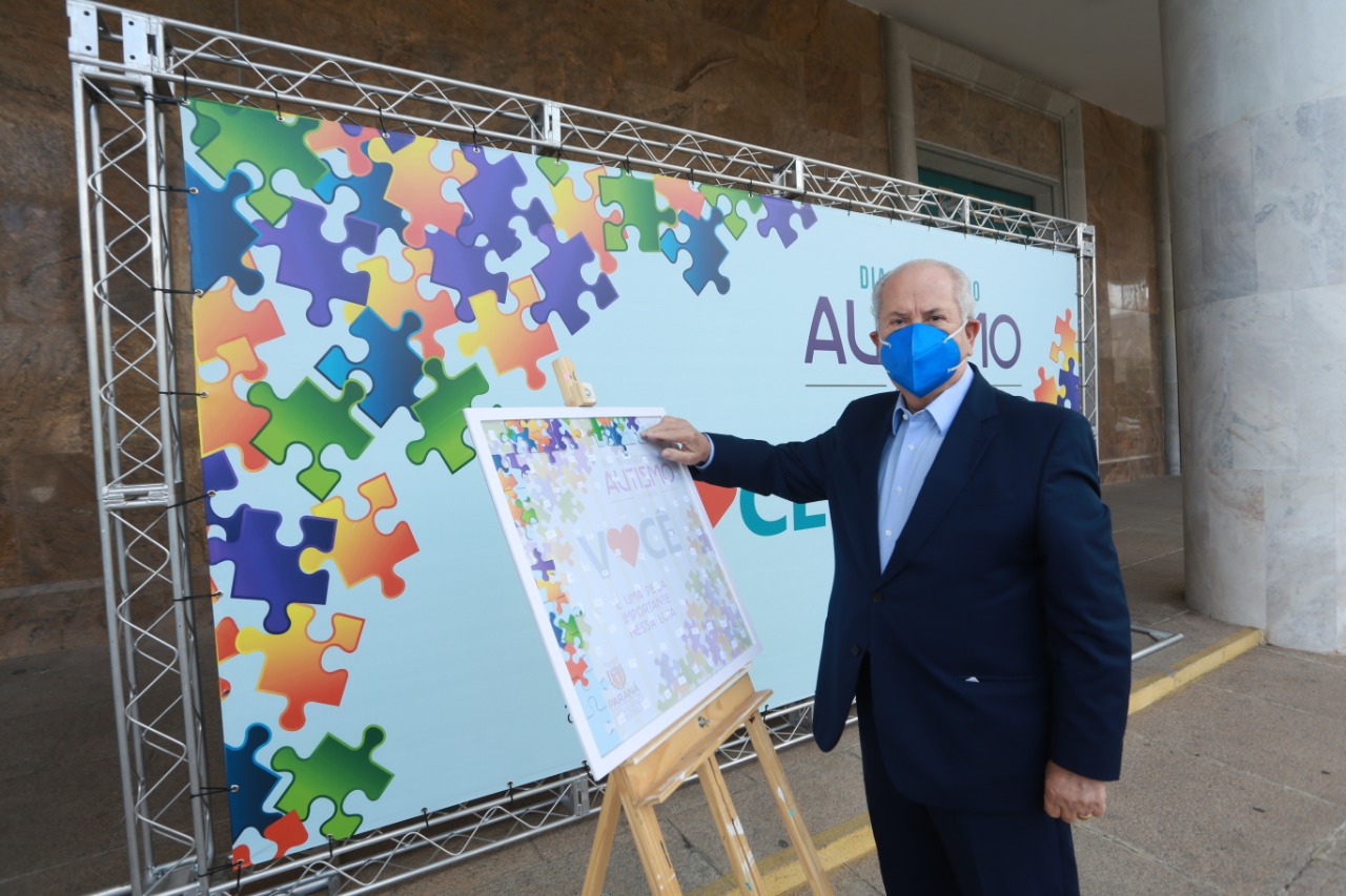 Noventa peças formam o quebra-cabeça que uniu autoridades do Paraná em prol da conscientização sobre o Transtorno do Espectro Autista, nesta segunda-feira (5). Em uma ação organizada pela Superintendência Geral de Ação Solidária do Governo do Estado (SGAS), o governador Carlos Massa Ratinho Junior, secretários de Estado e chefes de outros poderes compareceram ao Palácio Iguaçu para montarem uma peça do mosaico que serve de metáfora para a complexidade do autismo. Foto: Valdelino Pontes