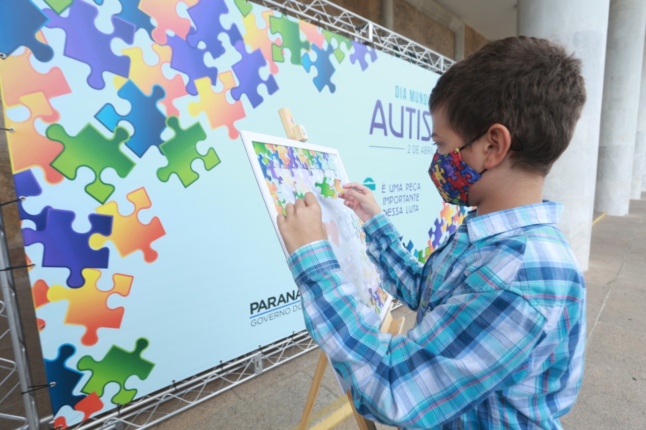 Noventa peças formam o quebra-cabeça que uniu autoridades do Paraná em prol da conscientização sobre o Transtorno do Espectro Autista, nesta segunda-feira (5). Em uma ação organizada pela Superintendência Geral de Ação Solidária do Governo do Estado (SGAS), o governador Carlos Massa Ratinho Junior, secretários de Estado e chefes de outros poderes compareceram ao Palácio Iguaçu para montarem uma peça do mosaico que serve de metáfora para a complexidade do autismo. Foto: Valdelino Pontes
