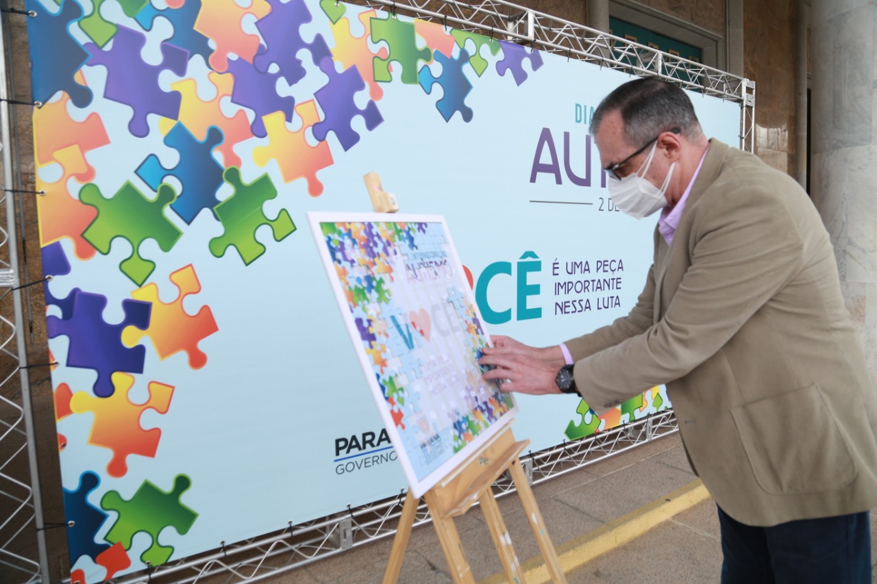 Noventa peças formam o quebra-cabeça que uniu autoridades do Paraná em prol da conscientização sobre o Transtorno do Espectro Autista, nesta segunda-feira (5). Em uma ação organizada pela Superintendência Geral de Ação Solidária do Governo do Estado (SGAS), o governador Carlos Massa Ratinho Junior, secretários de Estado e chefes de outros poderes compareceram ao Palácio Iguaçu para montarem uma peça do mosaico que serve de metáfora para a complexidade do autismo. Foto: Valdelino Pontes