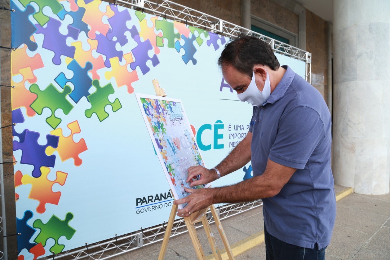 Noventa peças formam o quebra-cabeça que uniu autoridades do Paraná em prol da conscientização sobre o Transtorno do Espectro Autista, nesta segunda-feira (5). Em uma ação organizada pela Superintendência Geral de Ação Solidária do Governo do Estado (SGAS), o governador Carlos Massa Ratinho Junior, secretários de Estado e chefes de outros poderes compareceram ao Palácio Iguaçu para montarem uma peça do mosaico que serve de metáfora para a complexidade do autismo. Foto: Valdelino Pontes