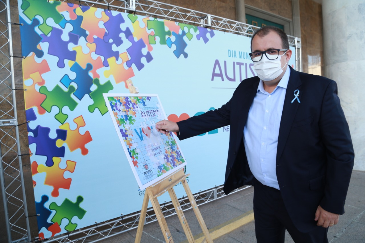 Noventa peças formam o quebra-cabeça que uniu autoridades do Paraná em prol da conscientização sobre o Transtorno do Espectro Autista, nesta segunda-feira (5). Em uma ação organizada pela Superintendência Geral de Ação Solidária do Governo do Estado (SGAS), o governador Carlos Massa Ratinho Junior, secretários de Estado e chefes de outros poderes compareceram ao Palácio Iguaçu para montarem uma peça do mosaico que serve de metáfora para a complexidade do autismo. Foto: Valdelino Pontes
