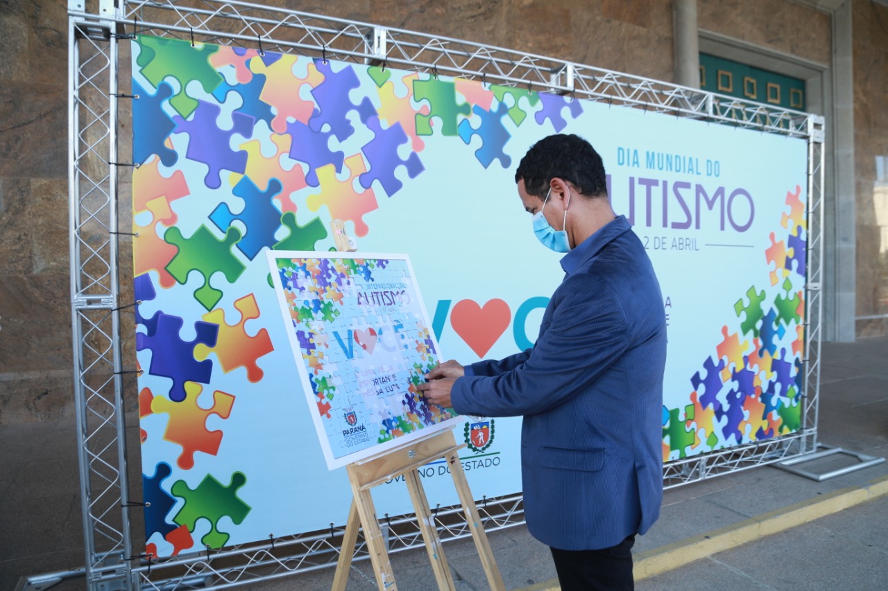 Noventa peças formam o quebra-cabeça que uniu autoridades do Paraná em prol da conscientização sobre o Transtorno do Espectro Autista, nesta segunda-feira (5). Em uma ação organizada pela Superintendência Geral de Ação Solidária do Governo do Estado (SGAS), o governador Carlos Massa Ratinho Junior, secretários de Estado e chefes de outros poderes compareceram ao Palácio Iguaçu para montarem uma peça do mosaico que serve de metáfora para a complexidade do autismo. Foto: Valdelino Pontes