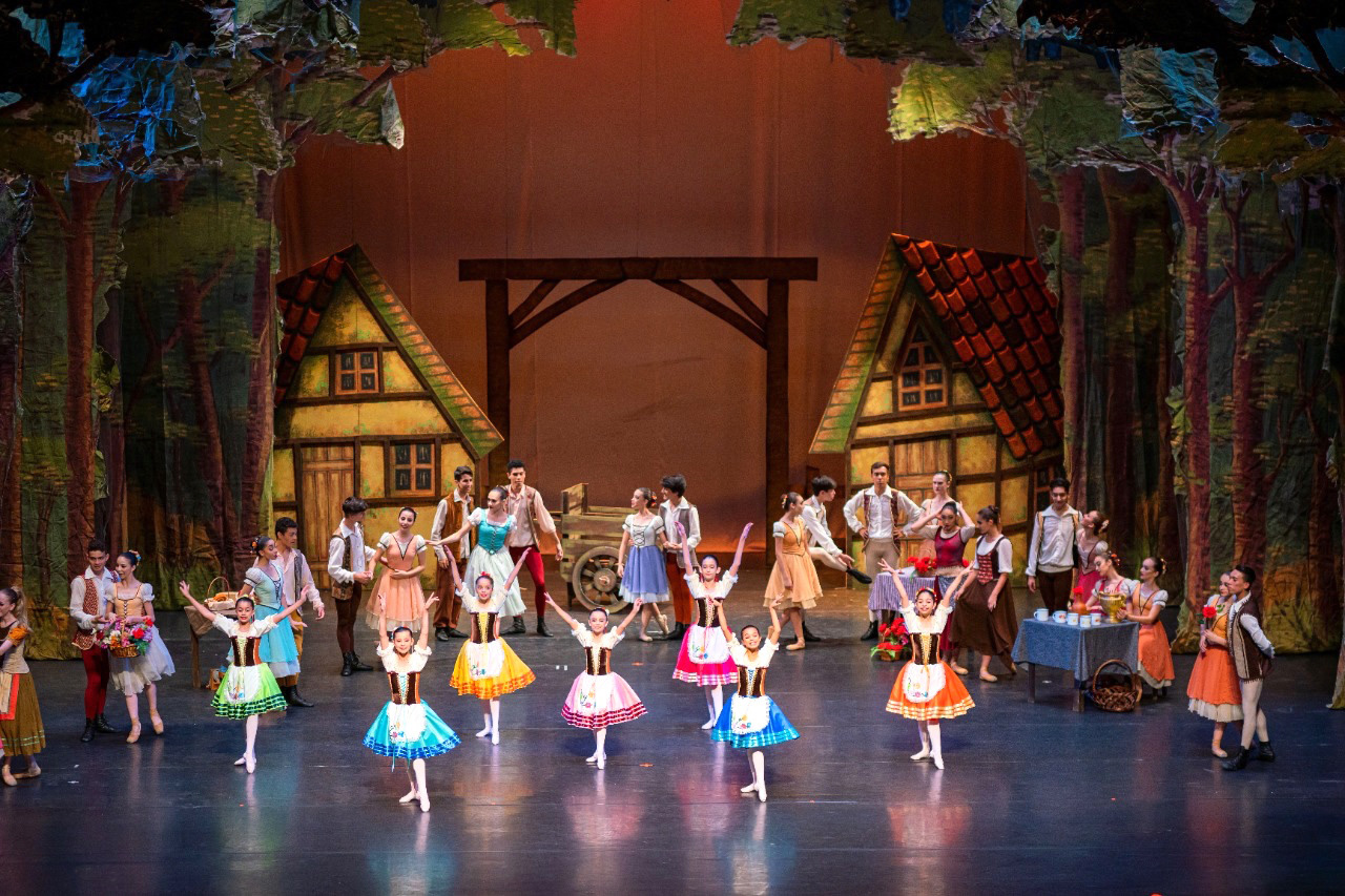 A Escola de Dança Teatro Guaíra celebra hoje 65 anos, sendo uma das instituições públicas de ensino de balé mais antigas do país. A EDTG já formou mais de 15 mil alunos e fez mais mil apresentações em todo o país, incluindo grandes sucessos como “A Bela e Fera”, com mais de 40 mil espectadores, e “Olimpo”, coreografia criada para homenagear os jogos olímpicos. A comemoração este ano será virtual em função da pandemia do coronavírus.  Curitiba, 06/04/2021  -  Foto: Cesar Band