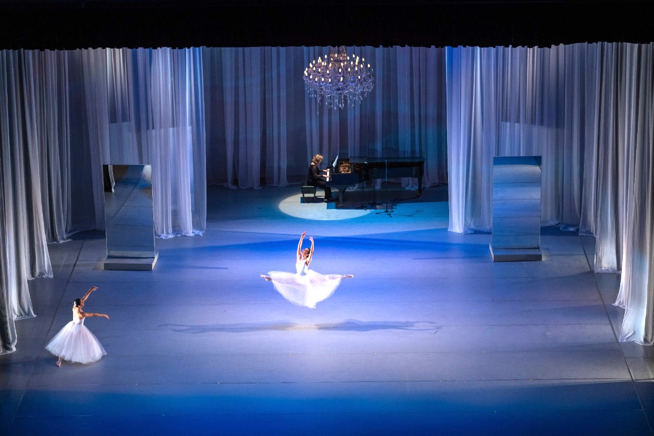 A Escola de Dança Teatro Guaíra celebra hoje 65 anos, sendo uma das instituições públicas de ensino de balé mais antigas do país. A EDTG já formou mais de 15 mil alunos e fez mais mil apresentações em todo o país, incluindo grandes sucessos como “A Bela e Fera”, com mais de 40 mil espectadores, e “Olimpo”, coreografia criada para homenagear os jogos olímpicos. A comemoração este ano será virtual em função da pandemia do coronavírus.  Curitiba, 06/04/2021  -  Foto: Cesar Band