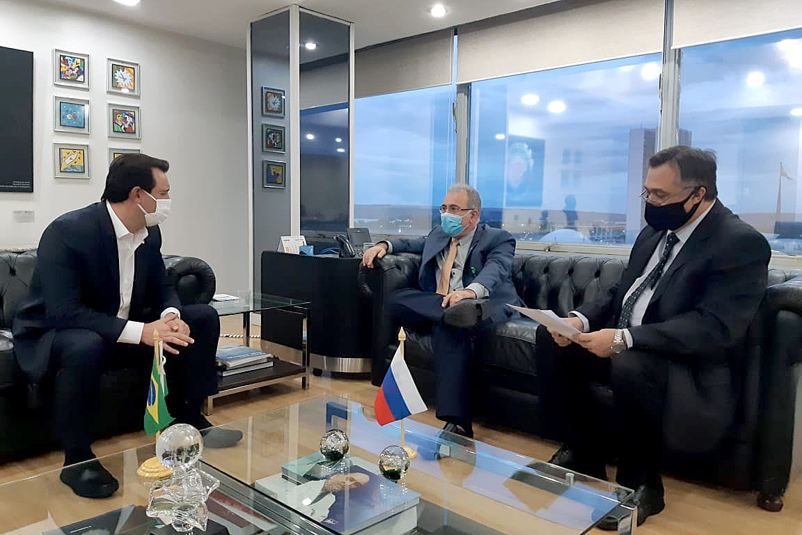 O governador Carlos Massa Ratinho Junior se reuniu com o ministro da Saúde, Marcelo Queiroga, nesta terça-feira (6) em Brasília. A pauta do encontro envolveu recomposição de quantitativos de vacinas contra a Covid-19 para os grupos prioritários, mais agilidade na entrega dos imunizantes ao Paraná e reedição da lei federal 13.979/20, que permitia contratações emergenciais, com dispensa de licitação, para atender necessidades de enfrentamento célere da pandemia. Foto: Ministério da Saúde