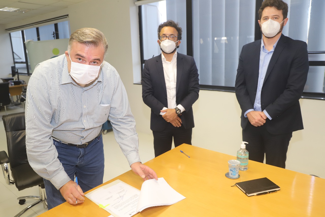 Nesta terça-feira (06) foi assinado pelo secretário de Justiça, Família e Trabalho, Ney Leprevost, e pelo diretor-presidente da Fomento Paraná, Heraldo Neves, um acordo de cooperação para viabilizar a contratação de linhas de microcrédito para pequenos negócios com o Banco do Empreendedor e Banco da Mulher Paranaense.  -  Curitiba, 06/04/2021  -  Foto: SEJUF