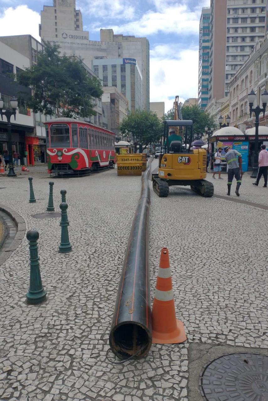 A Sanepar começou nesta semana a fazer substituição da rede coletora de esgoto no calçadão da XV de Novembro, no Centro de Curitiba. A obra faz parte do projeto de revitalização do sistema de esgotamento sanitário da Bacia do Rio Belém que prevê a troca de 8,3 quilômetros de tubulação de esgoto na região central. - Curitiba, 07/04/2021  -  Foto: Sanepar