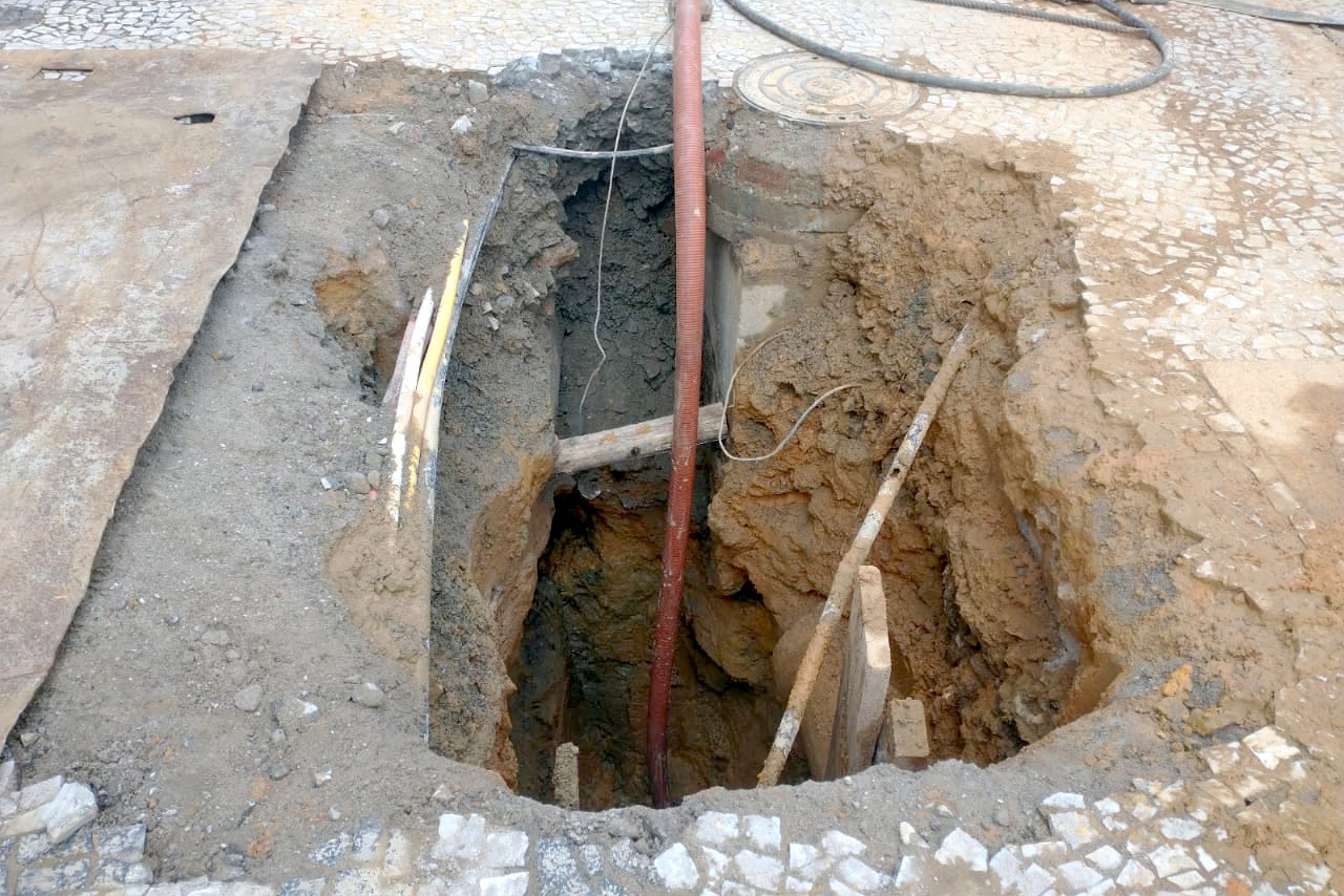 A Sanepar começou nesta semana a fazer substituição da rede coletora de esgoto no calçadão da XV de Novembro, no Centro de Curitiba. A obra faz parte do projeto de revitalização do sistema de esgotamento sanitário da Bacia do Rio Belém que prevê a troca de 8,3 quilômetros de tubulação de esgoto na região central. - Curitiba, 07/04/2021  -  Foto: Sanepar