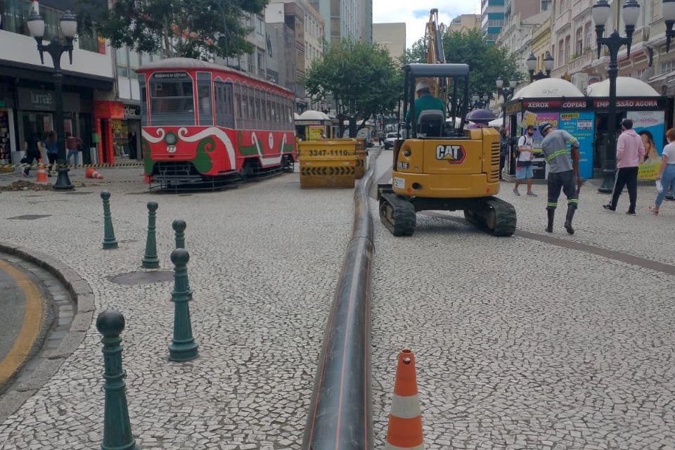 A Sanepar começou nesta semana a fazer substituição da rede coletora de esgoto no calçadão da XV de Novembro, no Centro de Curitiba. A obra faz parte do projeto de revitalização do sistema de esgotamento sanitário da Bacia do Rio Belém que prevê a troca de 8,3 quilômetros de tubulação de esgoto na região central. - Curitiba, 07/04/2021  -  Foto: Sanepar