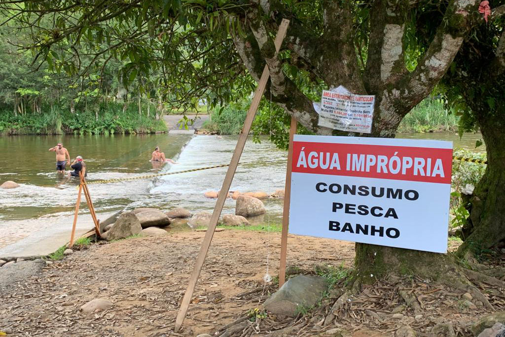 O Rio São João, às margens da Rodovia BR-376 e na altura do km 679 (sentido Sul), não deve ser utilizado como espaço de lazer, recreação e pesca. A orientação é do Instituto Água e Terra (IAT), vinculado à Secretaria do Desenvolvimento Sustentável e do Turismo (Sedest).  -  Curitiba, 08/04/2021  -  Foto: IAT/SEDEST