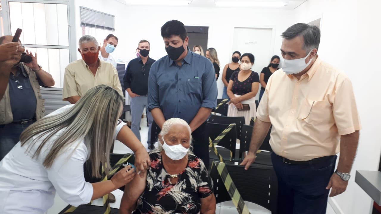 Vacinação contra a Covid-19 em Sertaneja. Foto:SESA