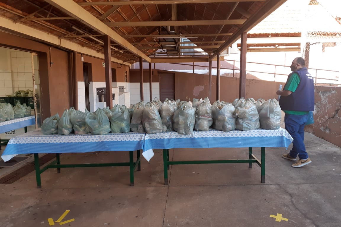 A equipe do programa CGE Itinerante, da Controladoria-Geral do Estadol (CGE), concluiumais um roteiro pelas cidades do interior do Paraná. Os servidores conferiram a distribuiçãoda vacina contra a Covid-19 e dos kits de merenda escolar para famílias com filhos na red estadual.  -  Foto: Divulgação CGE