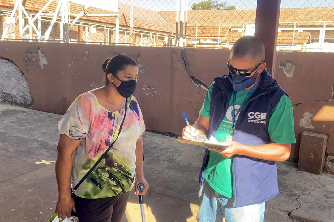 A equipe do programa CGE Itinerante, da Controladoria-Geral do Estadol (CGE), concluiumais um roteiro pelas cidades do interior do Paraná. Os servidores conferiram a distribuiçãoda vacina contra a Covid-19 e dos kits de merenda escolar para famílias com filhos na red estadual.  -  Foto: Divulgação CGE